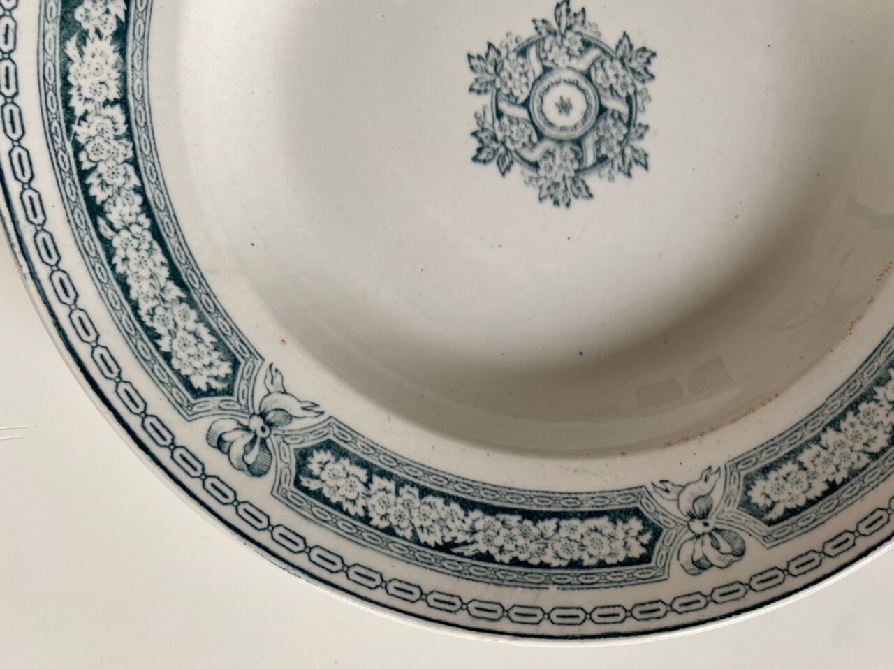 Assiette creuse en terre de fer