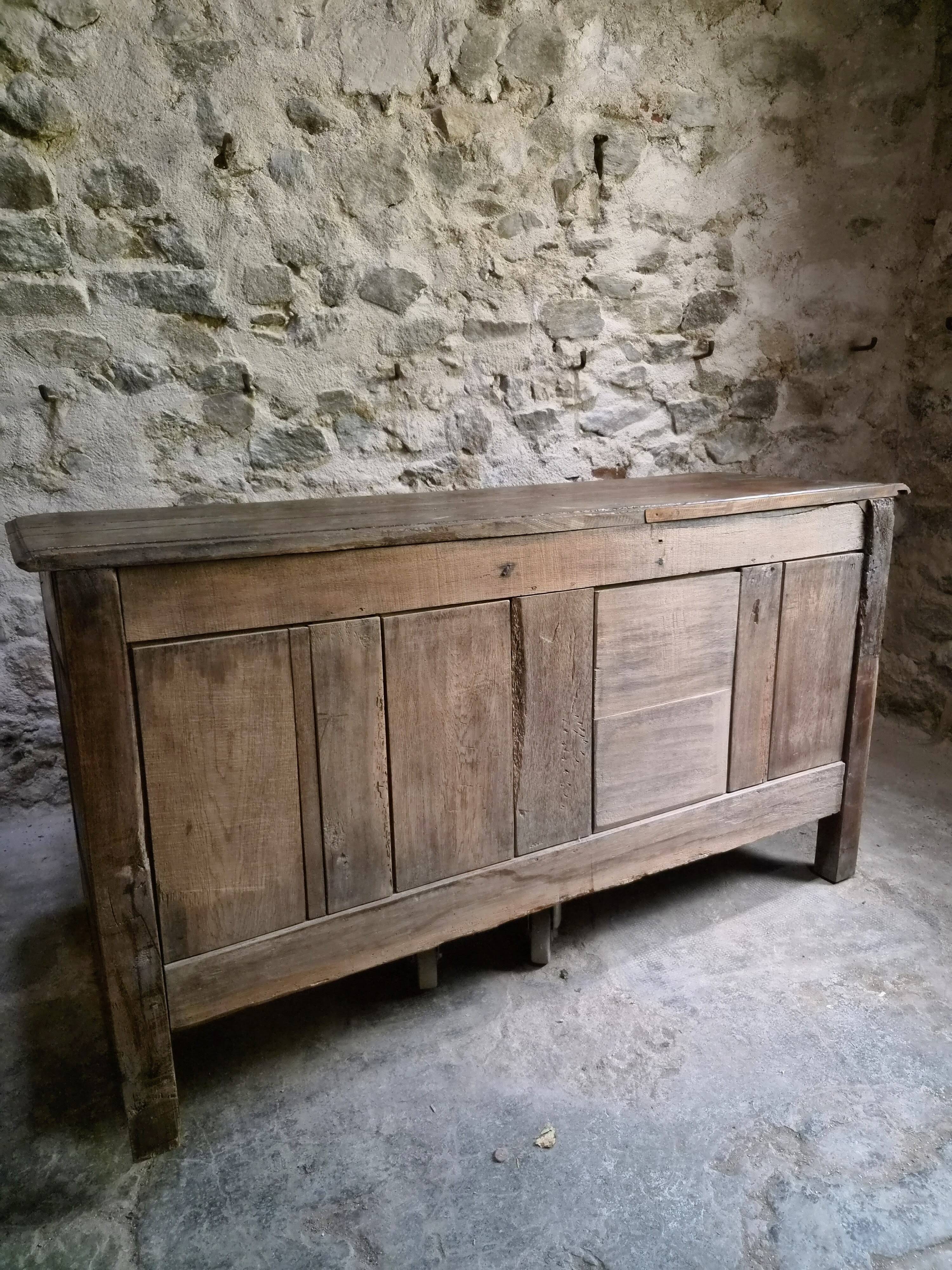 Grand oak buffet from the 18th century, Auvergne