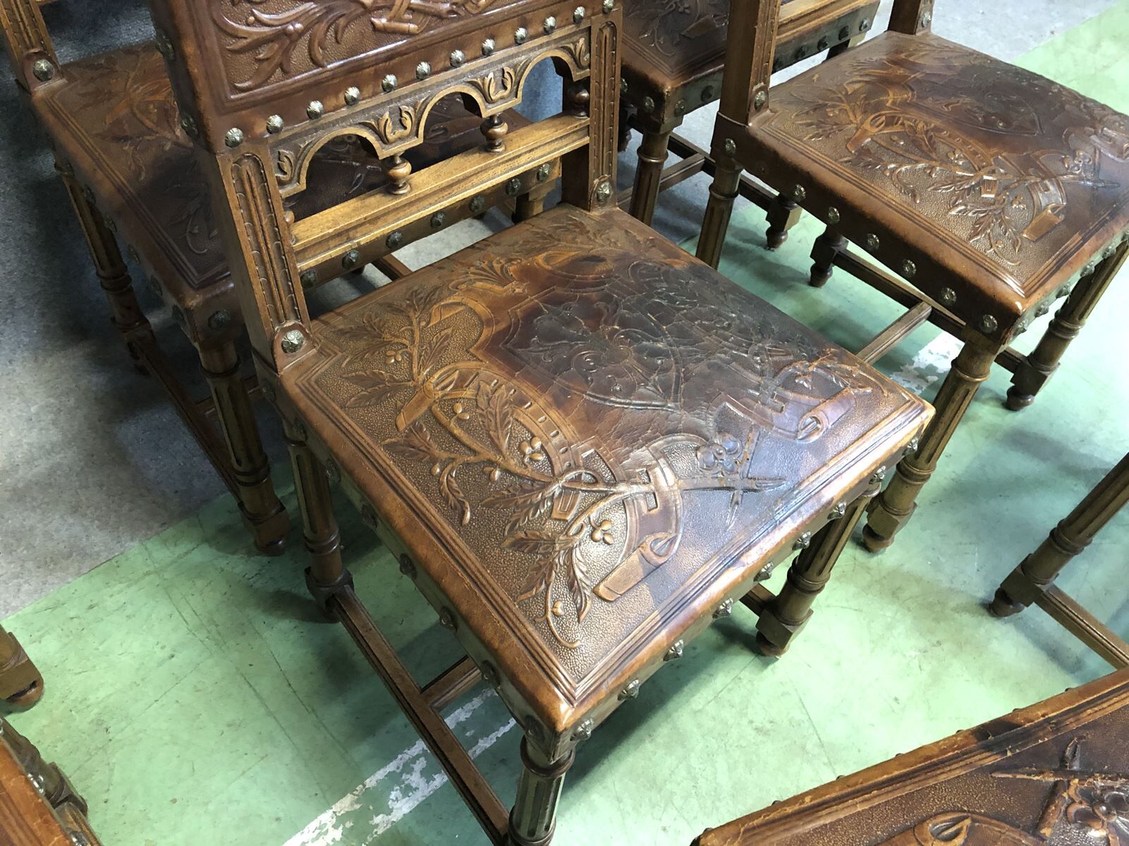 Suite of 9 Henry II chairs in walnut and leather - 1900s