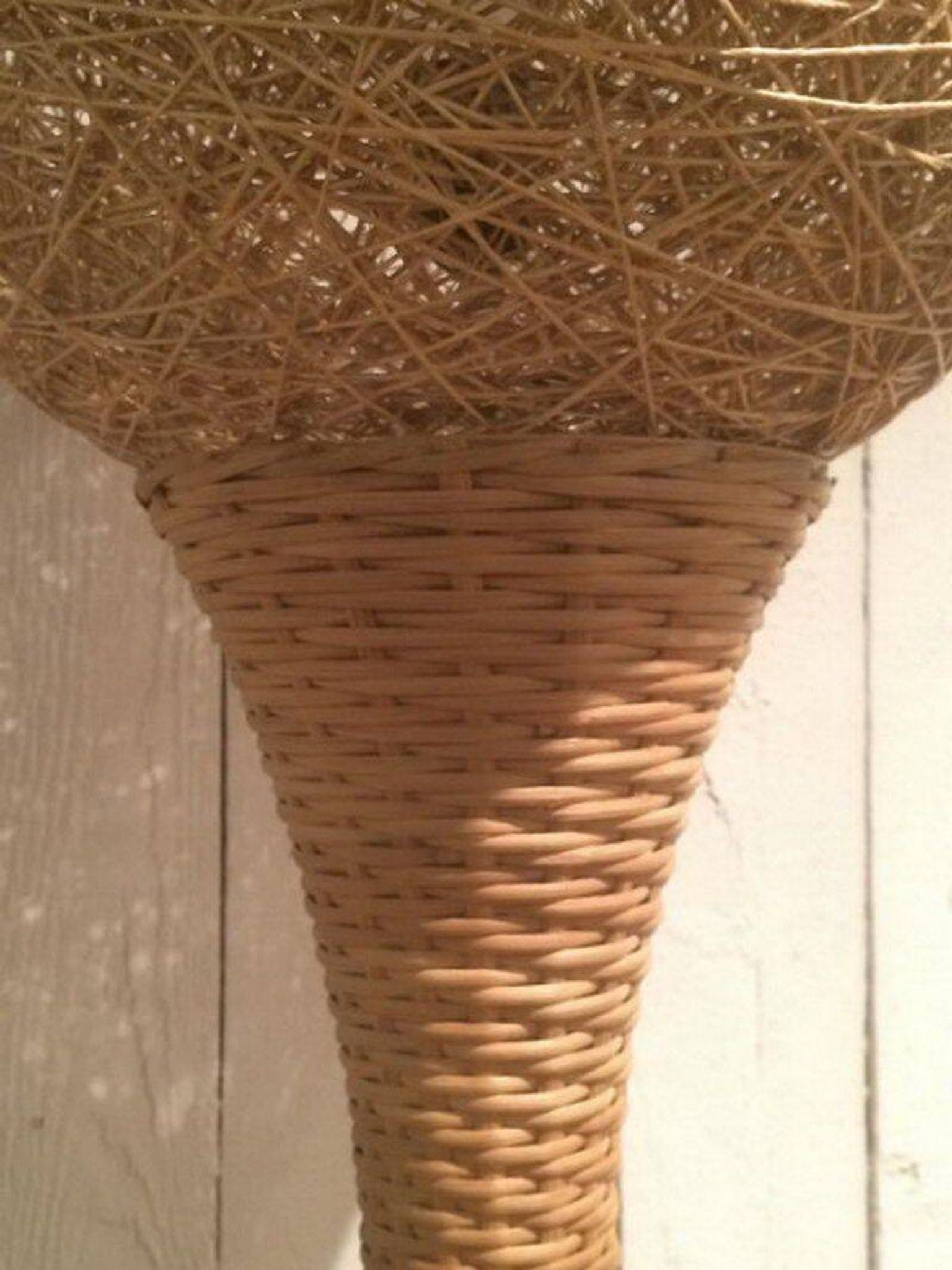 Grande lampe en rotin