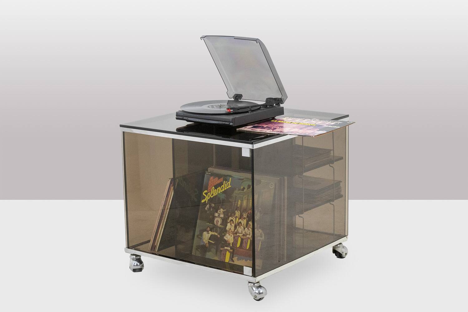 Meuble pour vinyles en verre fumé. Années 1970.