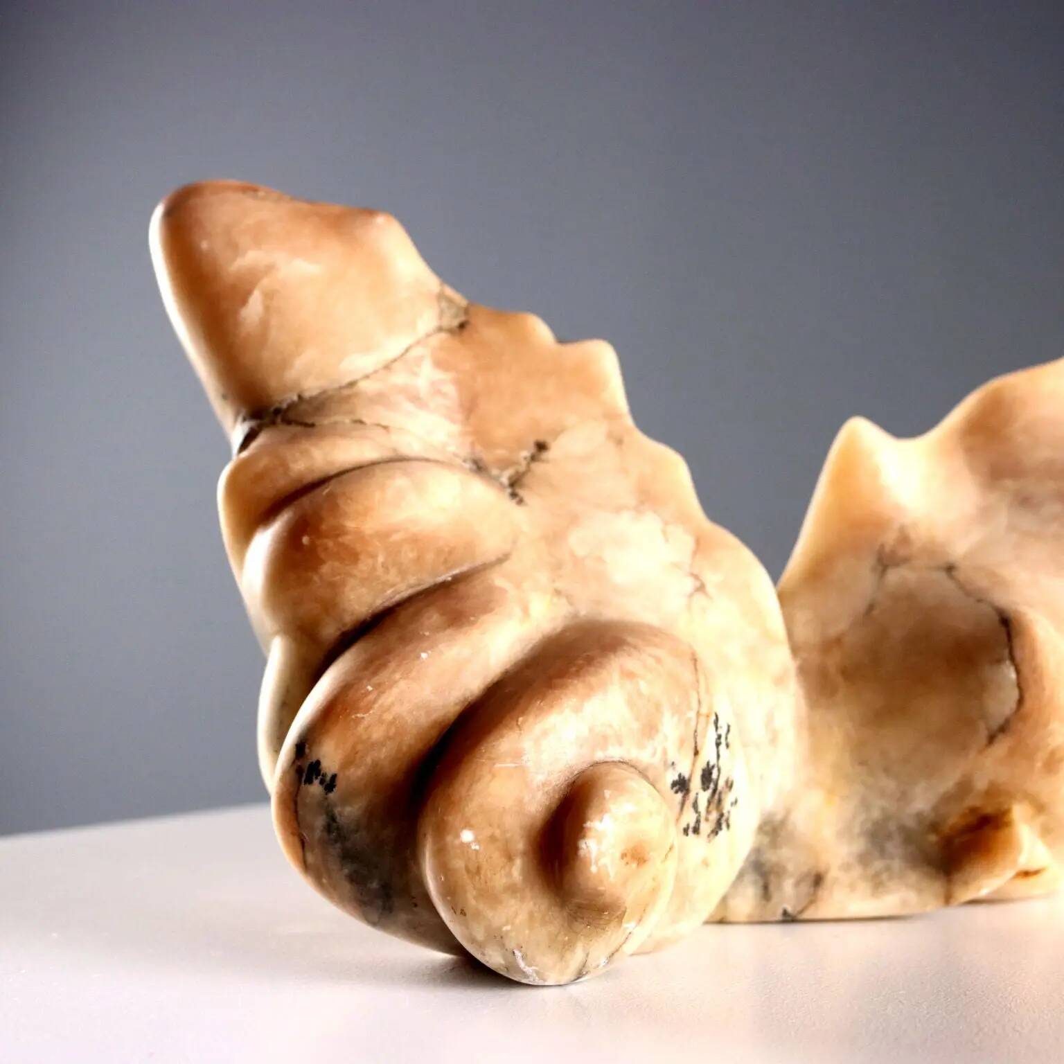 Antique alabaster centrepiece in the shape of a shell, 19th-20th century.