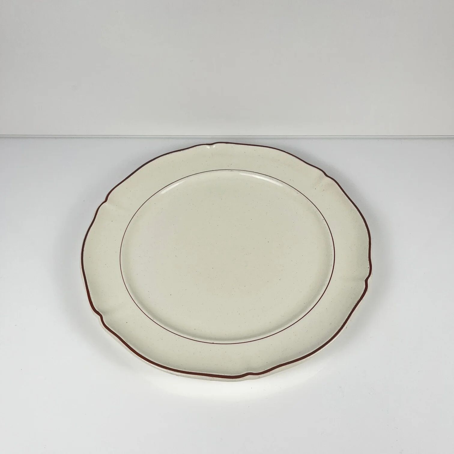 Round plate Villeroy & Boch, Bordeaux rim, early 20th century.
