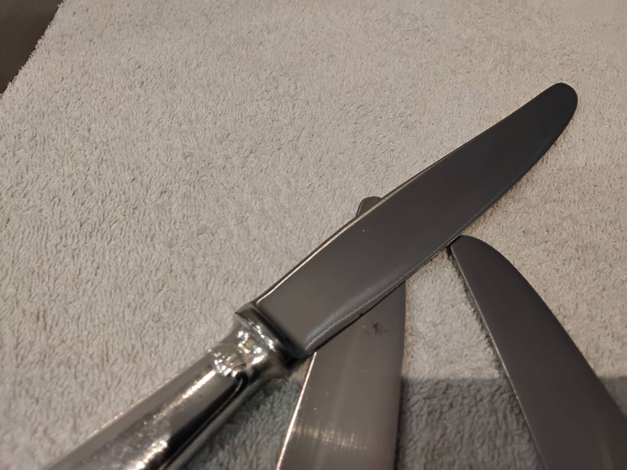 12 silver-plated table knives by Christofle Vendôme, 24.6cm