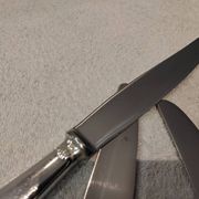 12 silver-plated table knives by Christofle Vendôme, 24.6cm