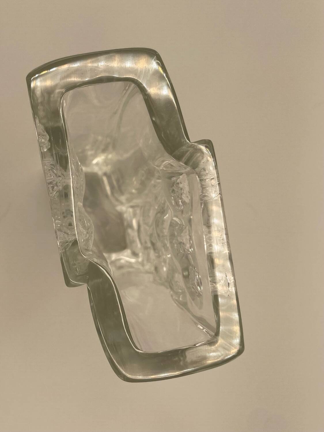 Vase en cristal épais Daum. Décor sculpté forme moderniste. 1960 - 70