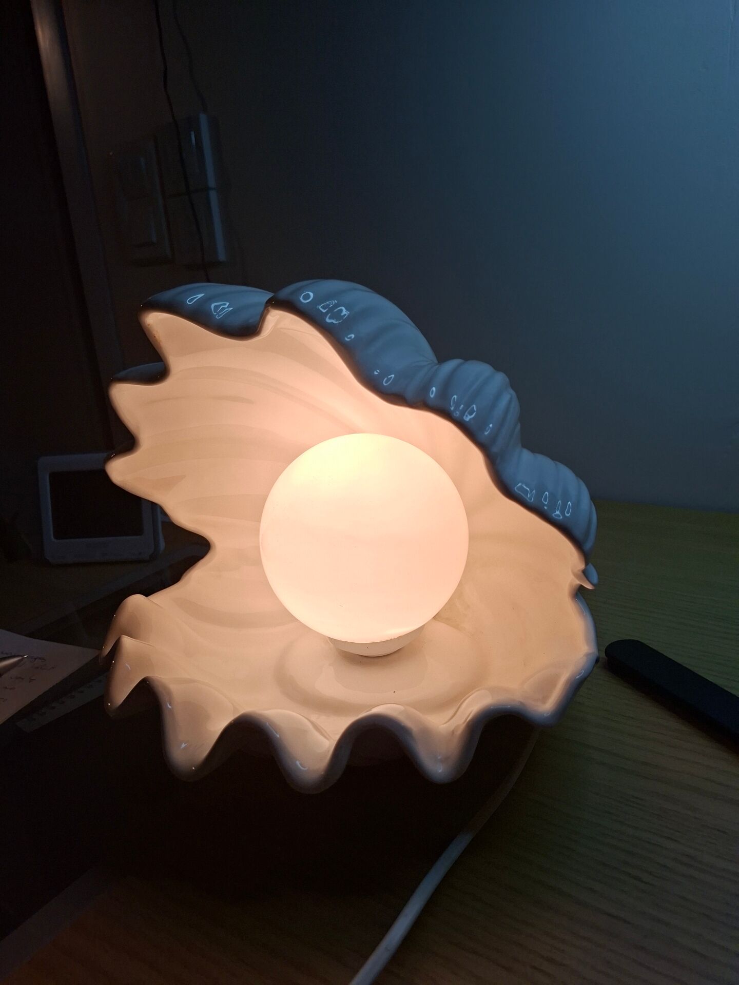 Vintage shell-shaped table lamp