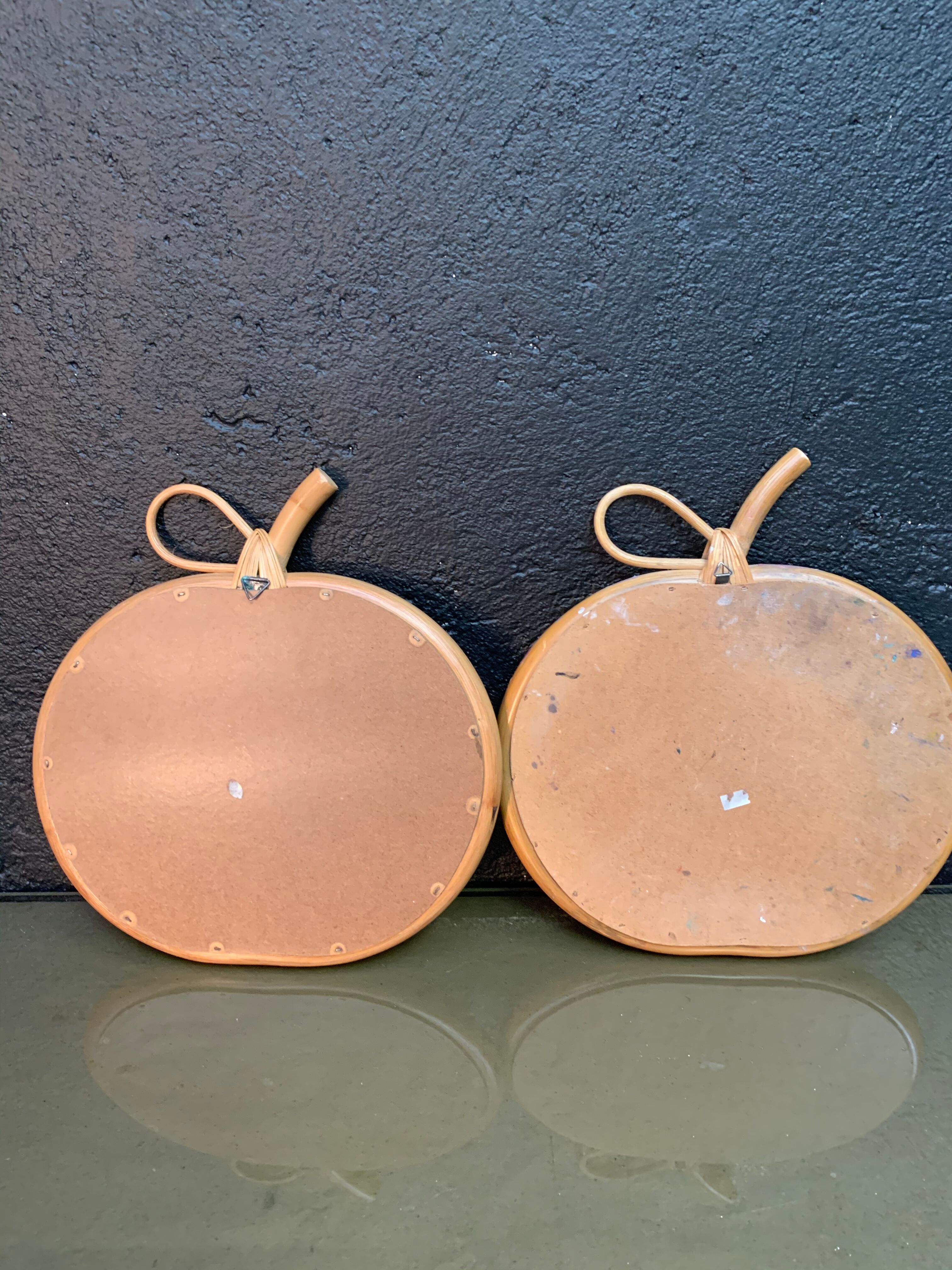 Paire de miroirs en rotin à décor de pomme  vintage