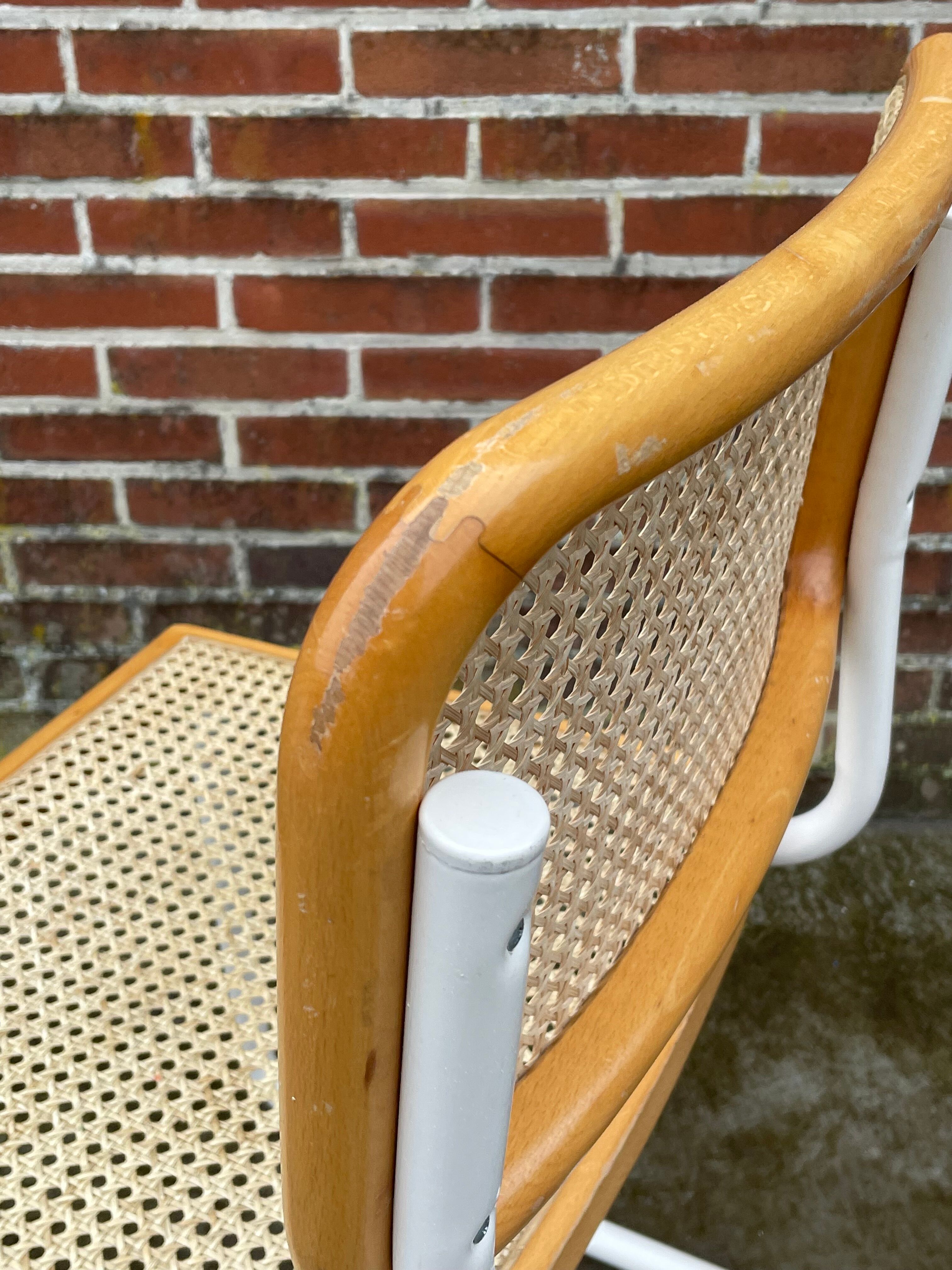 Chaise Cesca modèle b32 en blanc et bois par Marcel Breuer