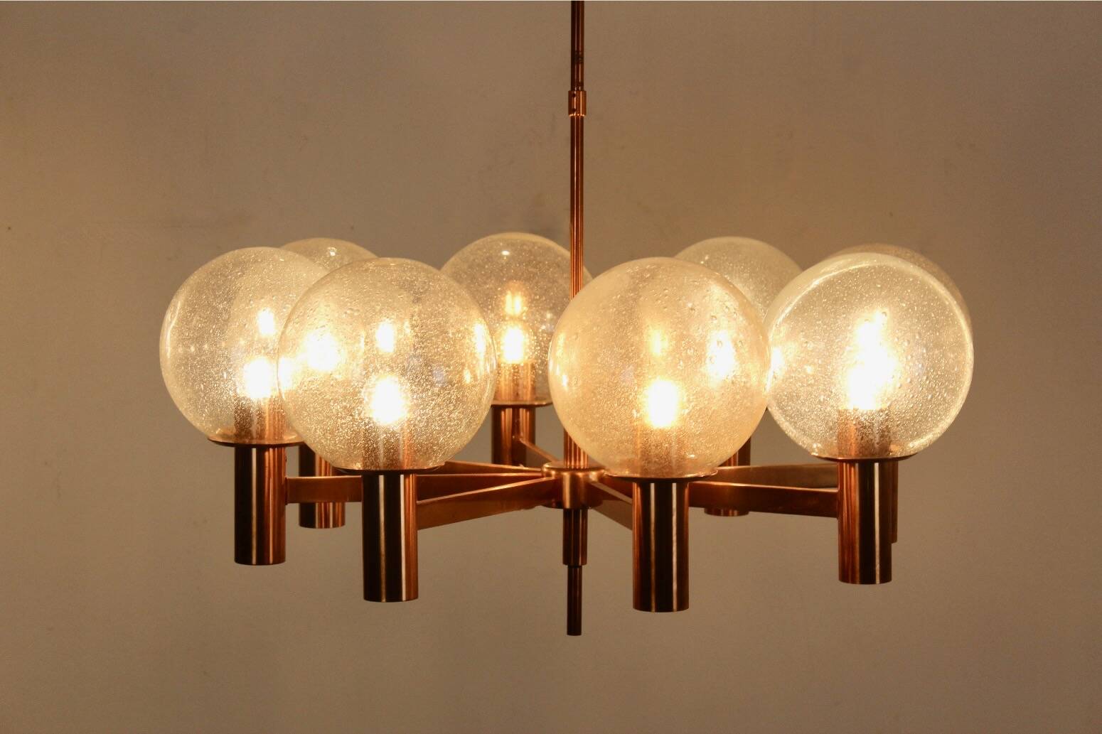 Lustre en cuivre et verre soufflé à la main par Ott International