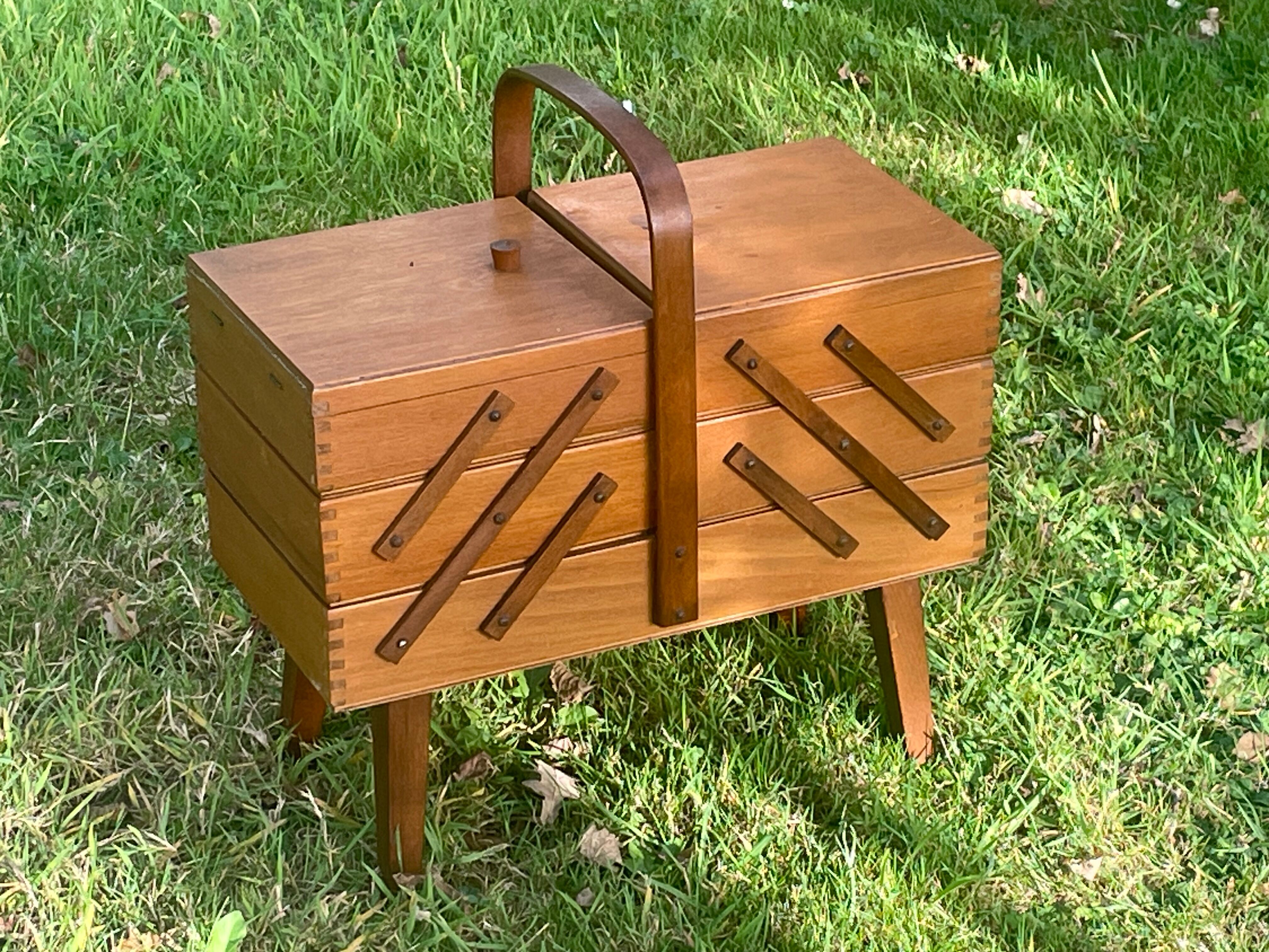 Travailleuse ou boîte a couture vintage en bois