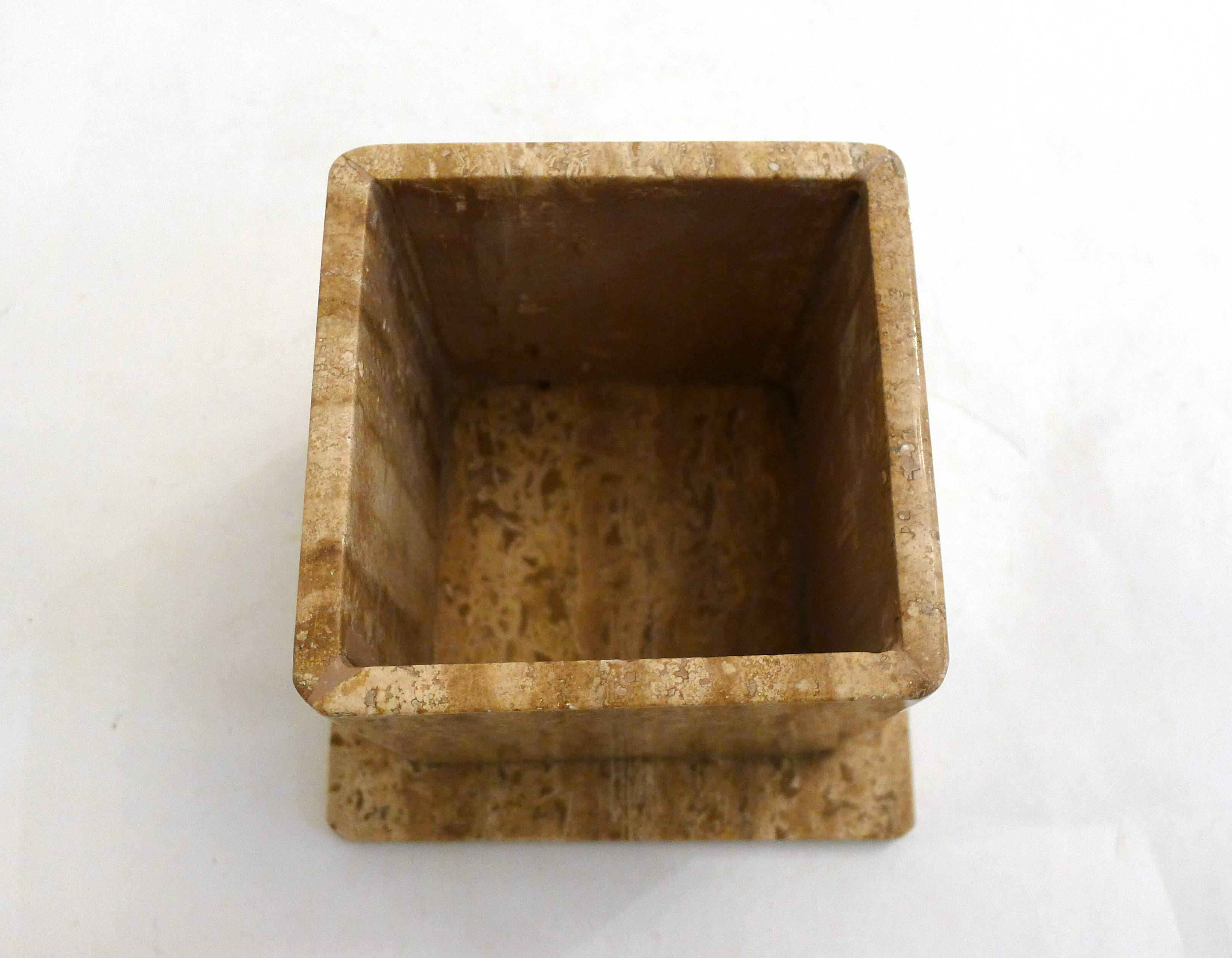 Cache-pot carré en travertin