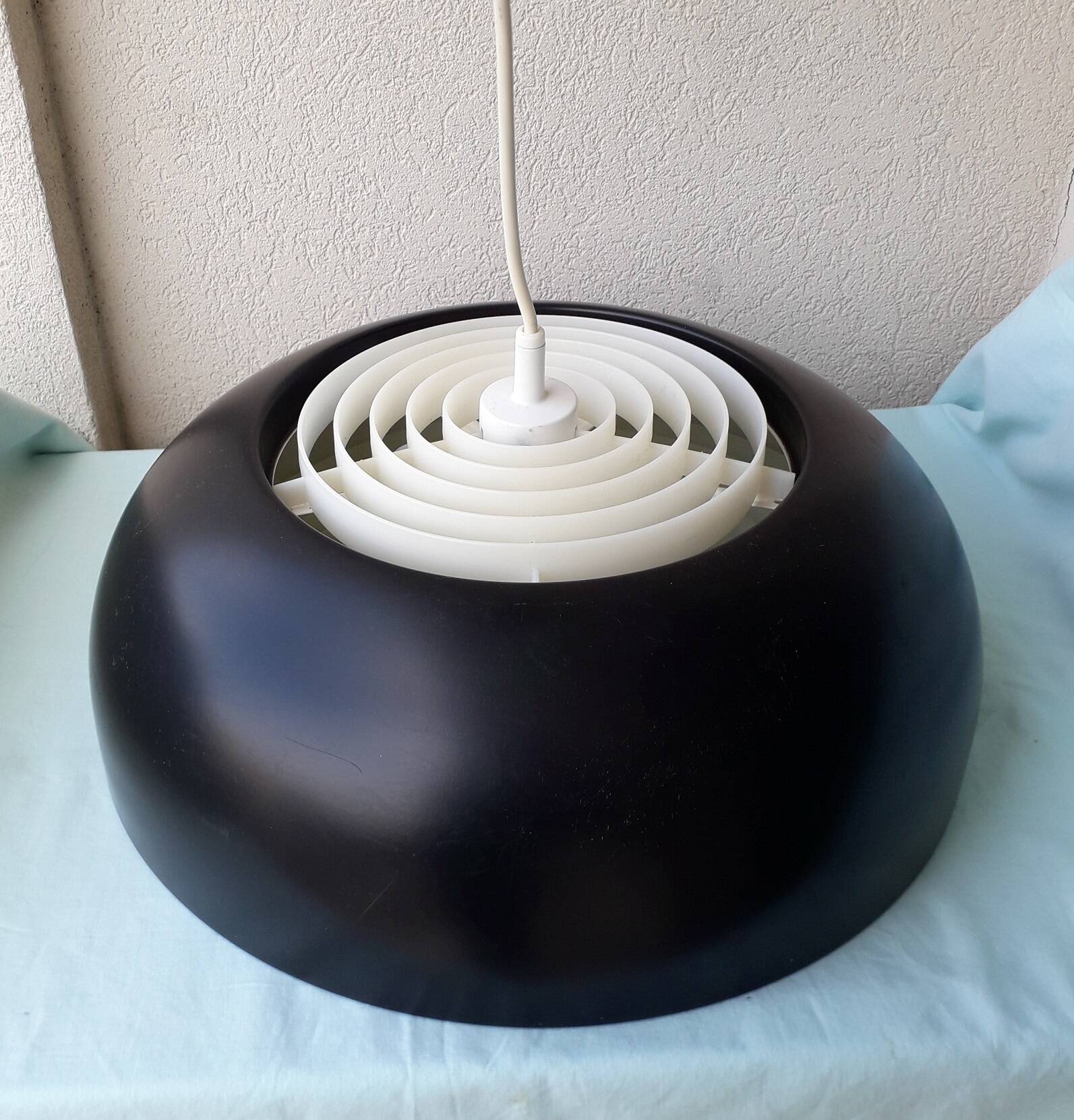 Black metal suspension