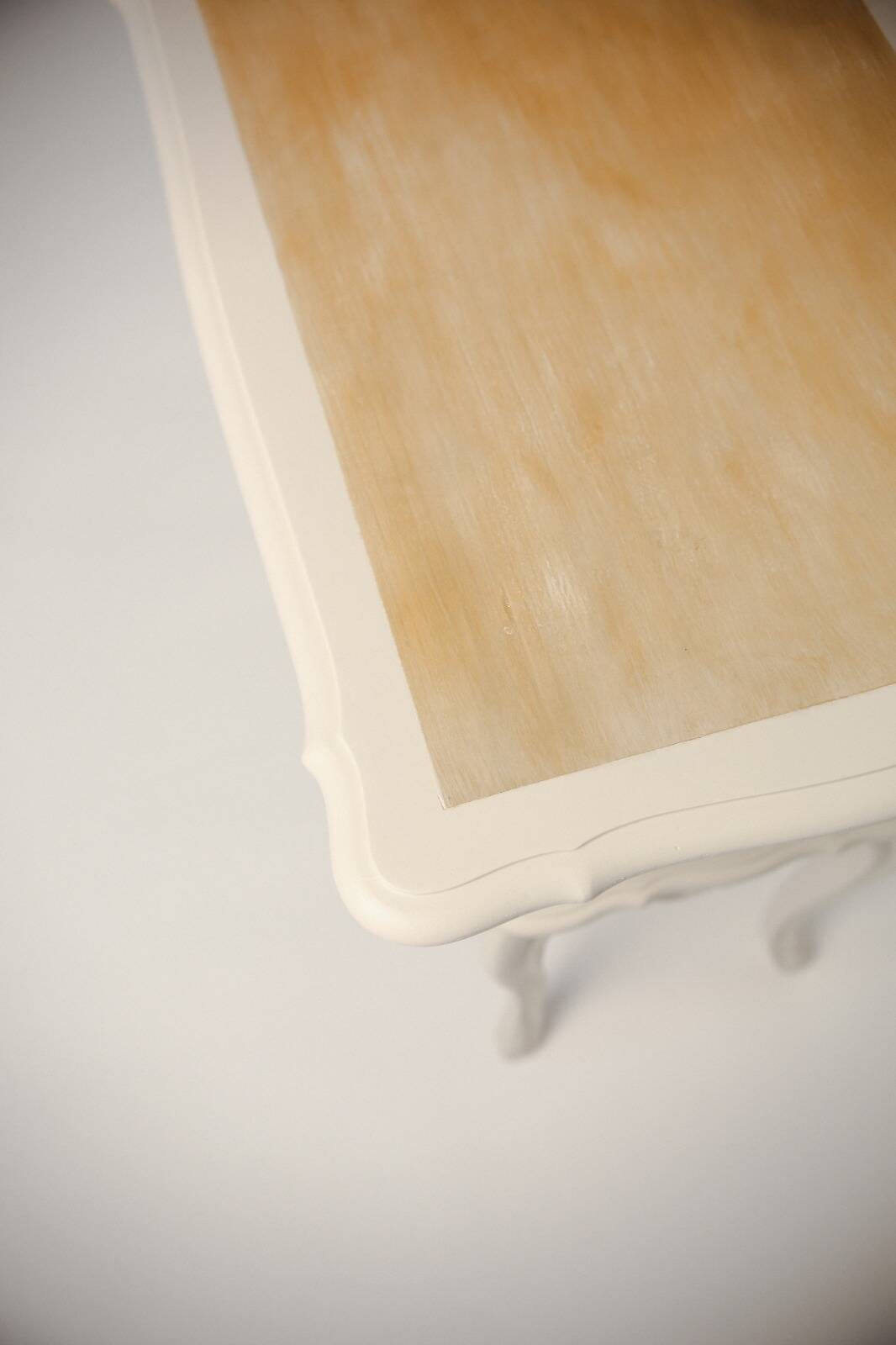 Petite table en bois rénovée Caldas