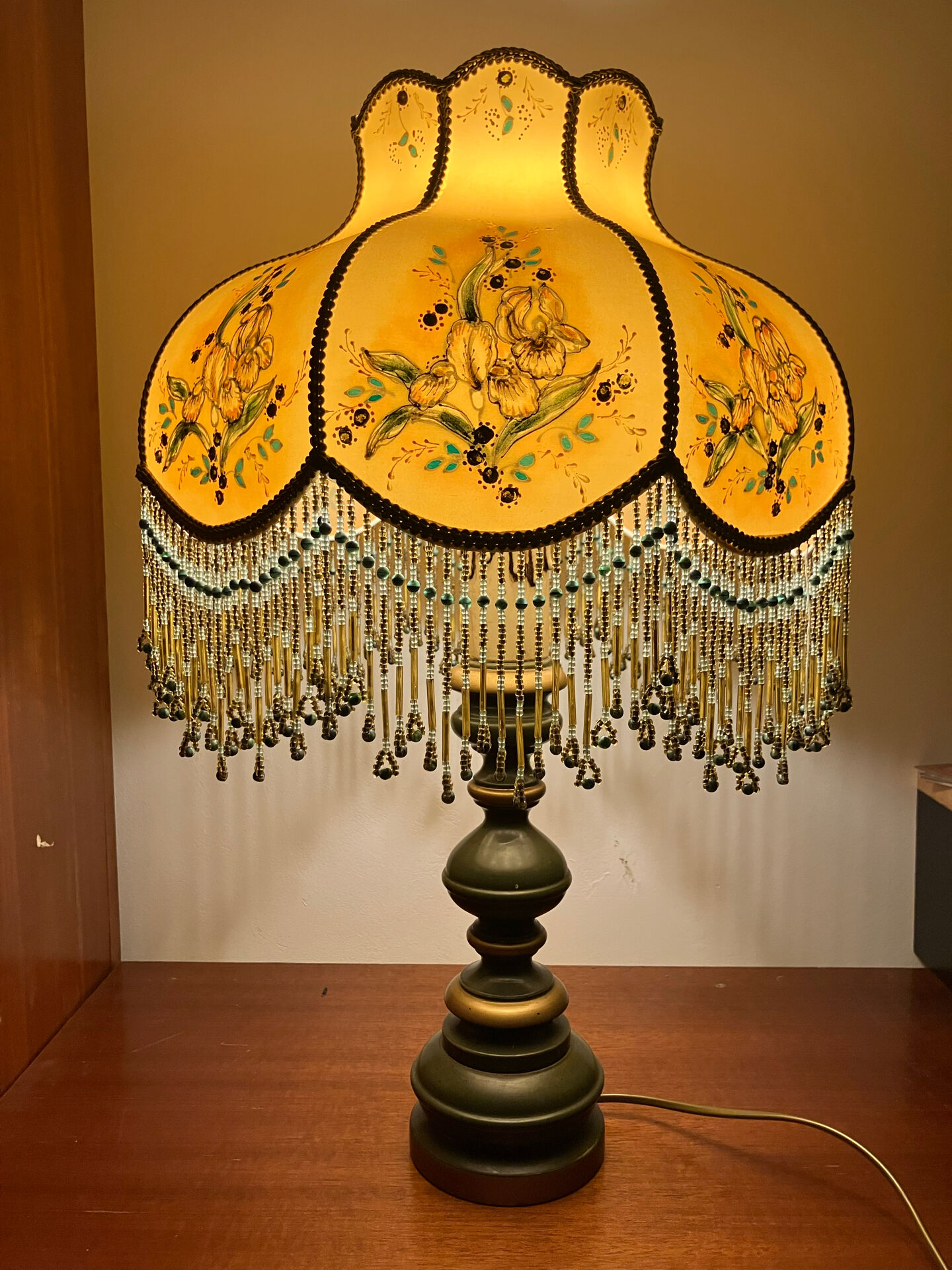 Table lamp, beads and flowers