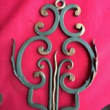 Paire d'appliques en fer forgé vert a feuilles d'acanthes doré