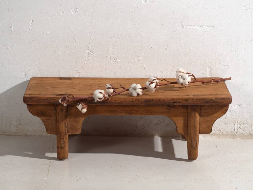 Table basse ancienne en bois de pin – Chine, circa 1930
