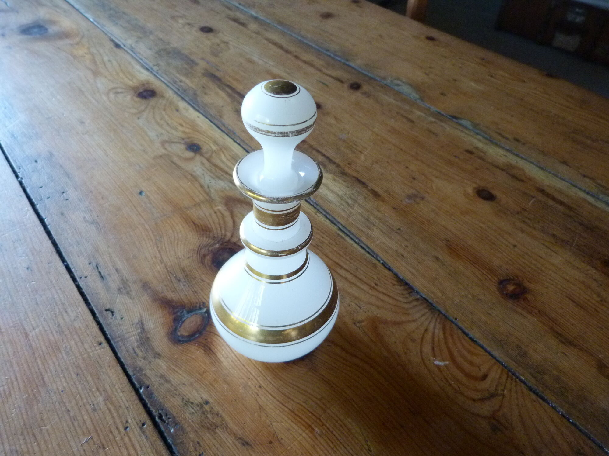Portieux Vallerysthal old flask in white opaline and gold 1900