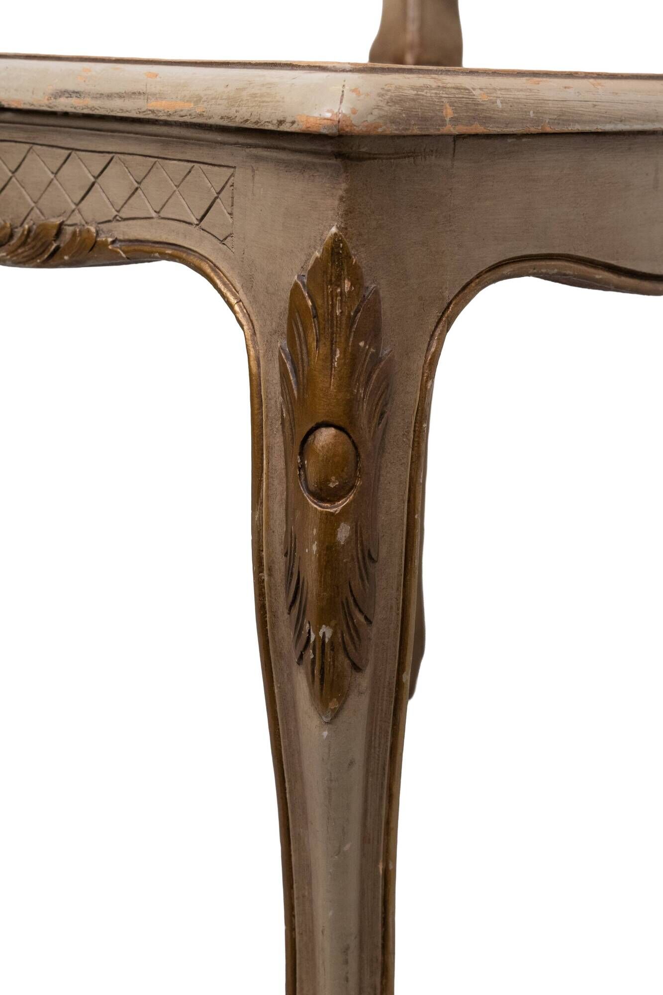Paire de chaises d'appoint en canne de style Louis XV peintes en or et vert.
