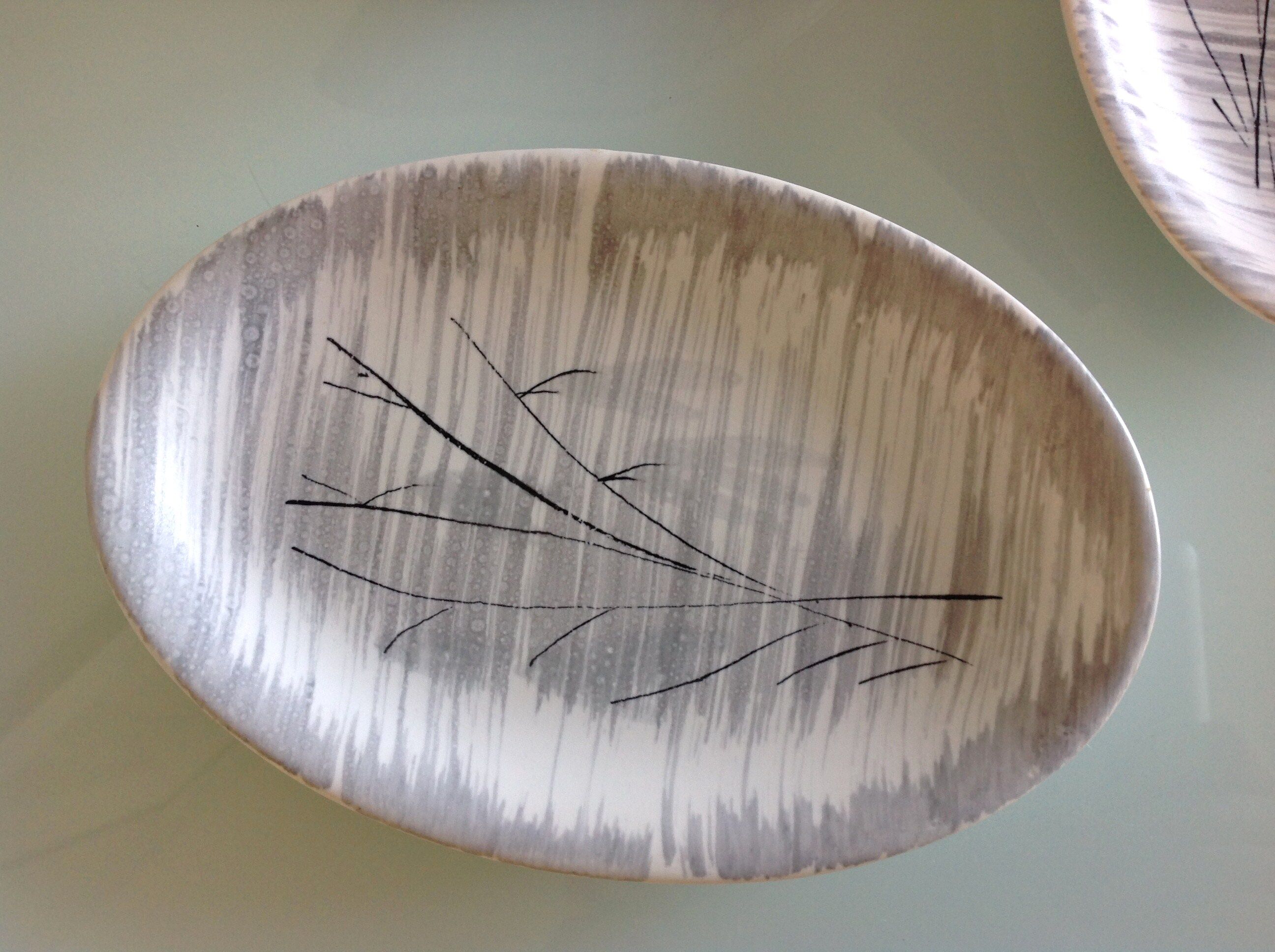 Two raviers and a white and grey cermal sauciere