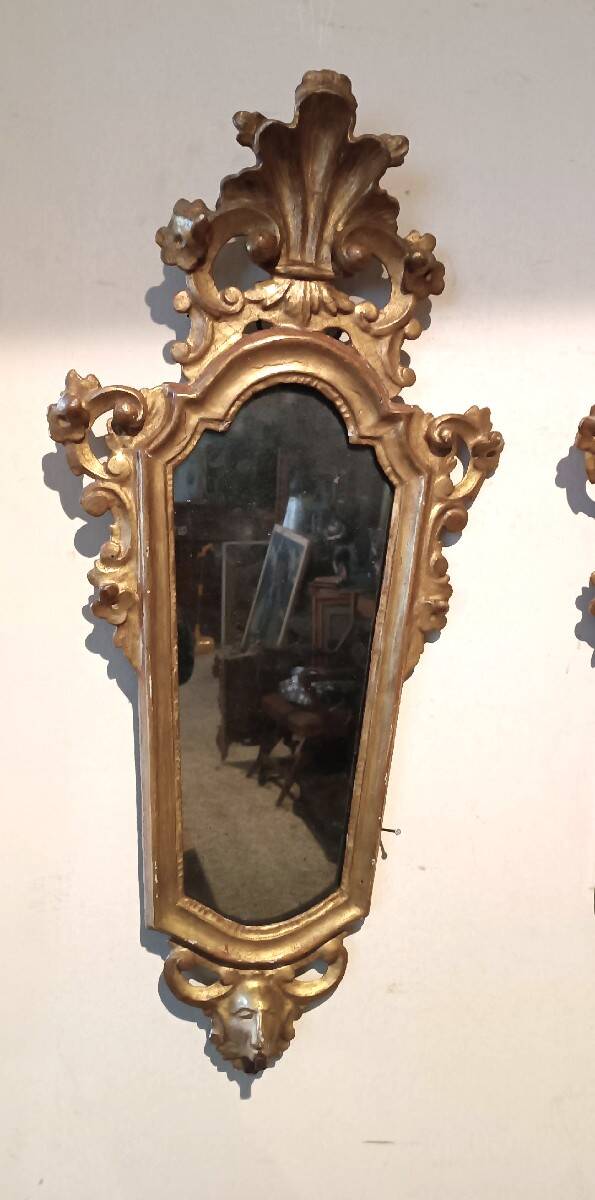 Ancienne paire de miroirs en bois sculpté et doré