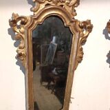 Ancienne paire de miroirs en bois sculpté et doré