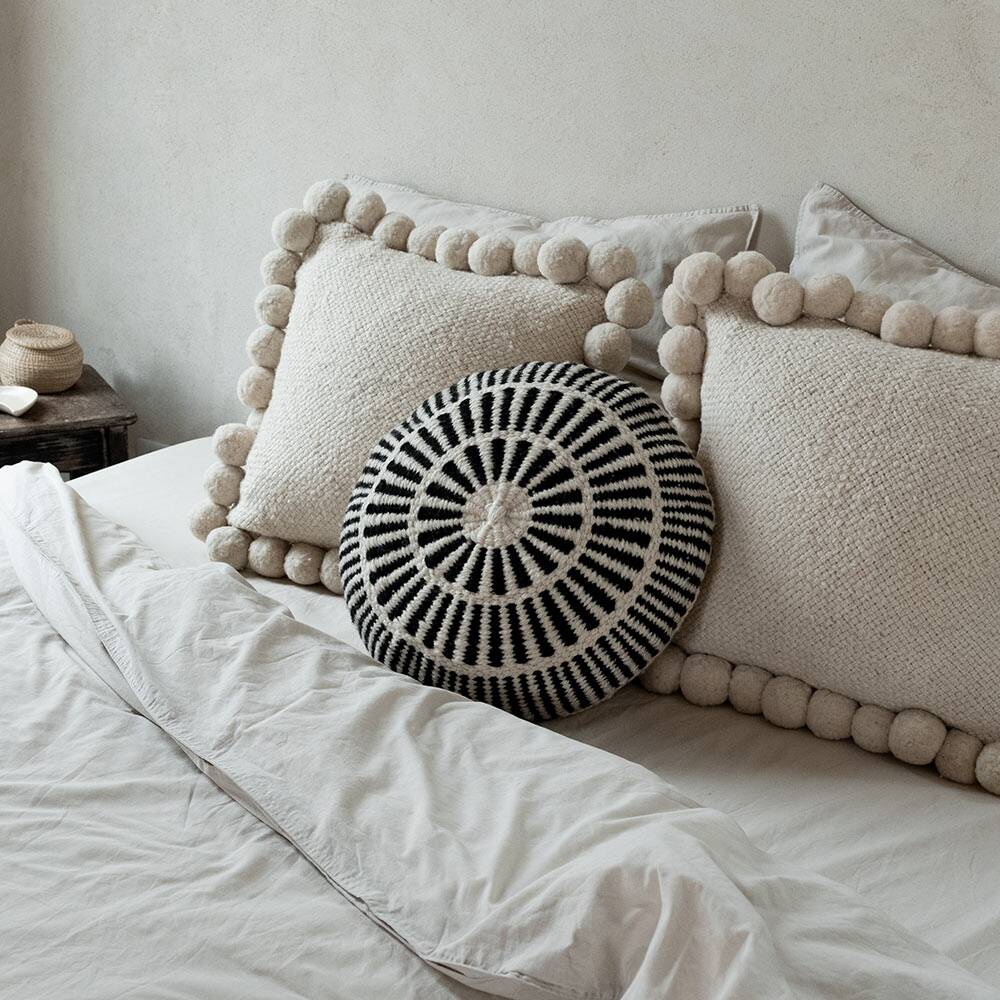 Coussin rond en laine à motifs blanc