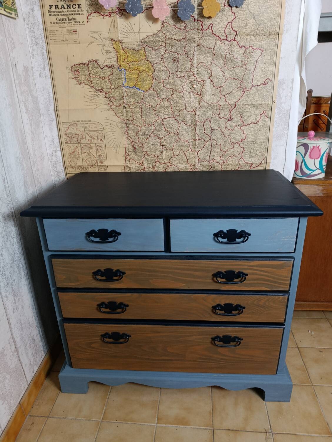 Chest of drawers with 5 drawers in solid dark wood and patinated blue.