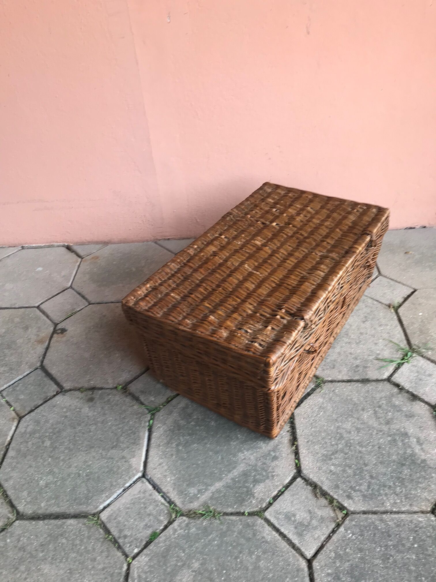 Old trunk in woven wicker rectangular shape - Bicycle model suitcase