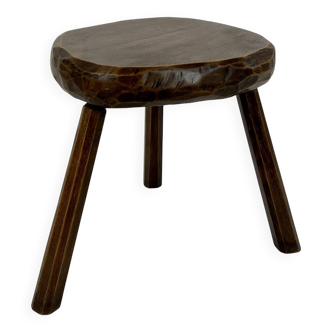 Tabouret trépied vintage primitif en bois sculpté, vers 1950