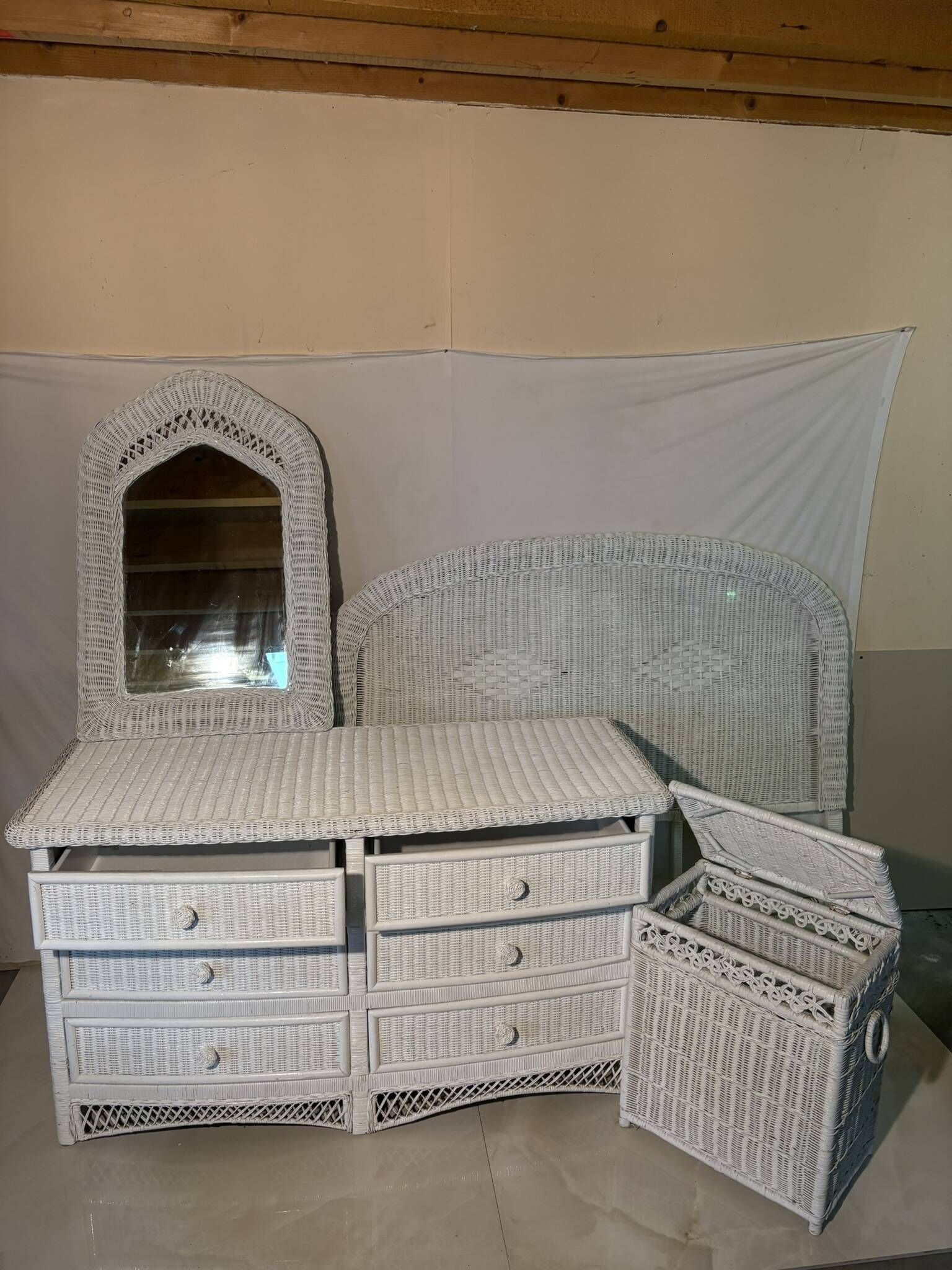 Ensemble chambre rotin blanc : commode, miroir, lit, panier