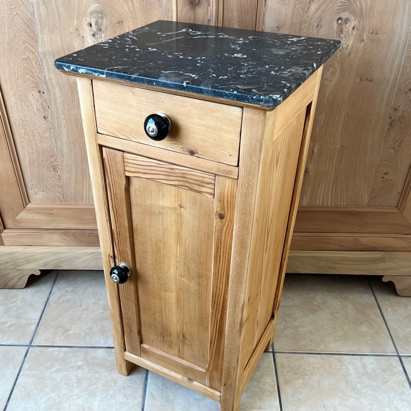 Furniture in raw wood and black marble