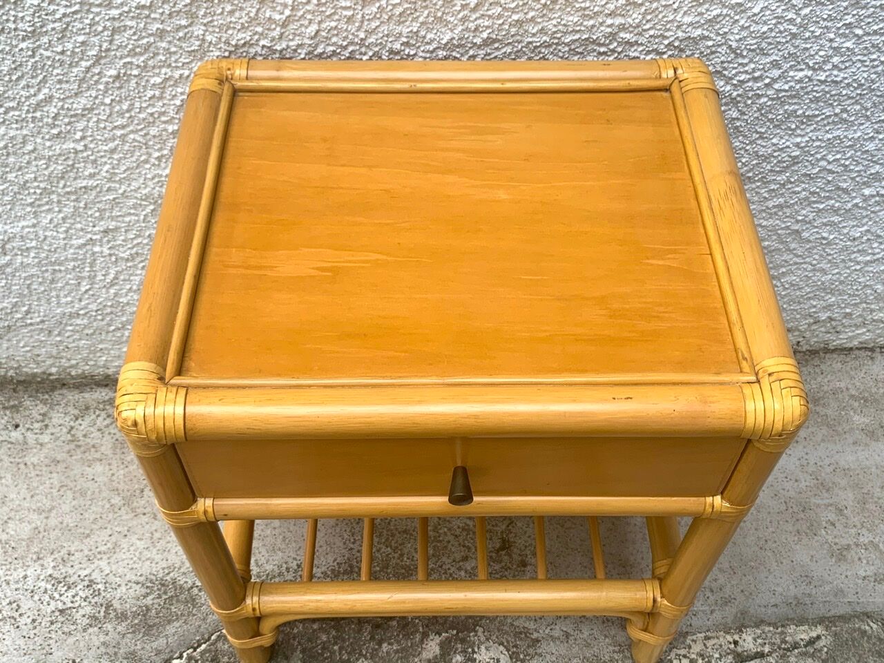 Table de chevet en bois et bambou années 70