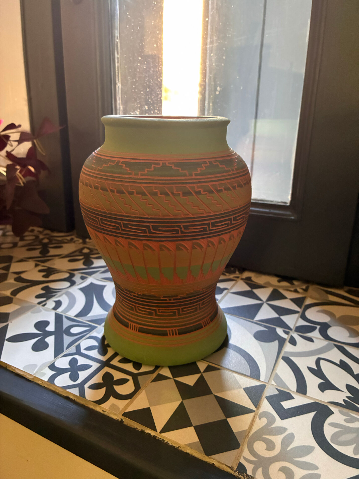 Navajo vase signed David Willie – 1998 – Traditional engraved pottery