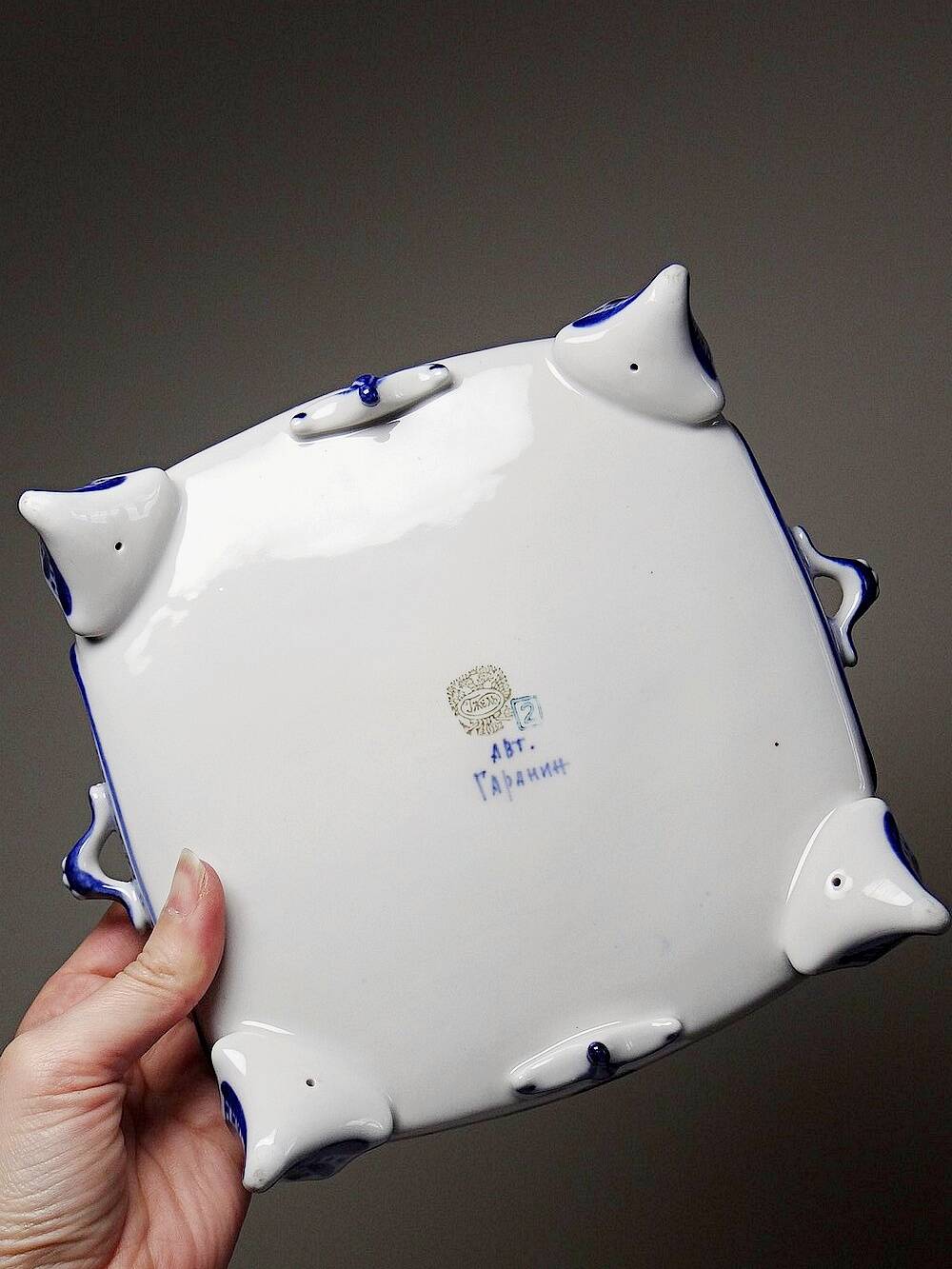 Rare et unique échiquier de voyage en porcelaine de Gzhel signé Yuri Garanin