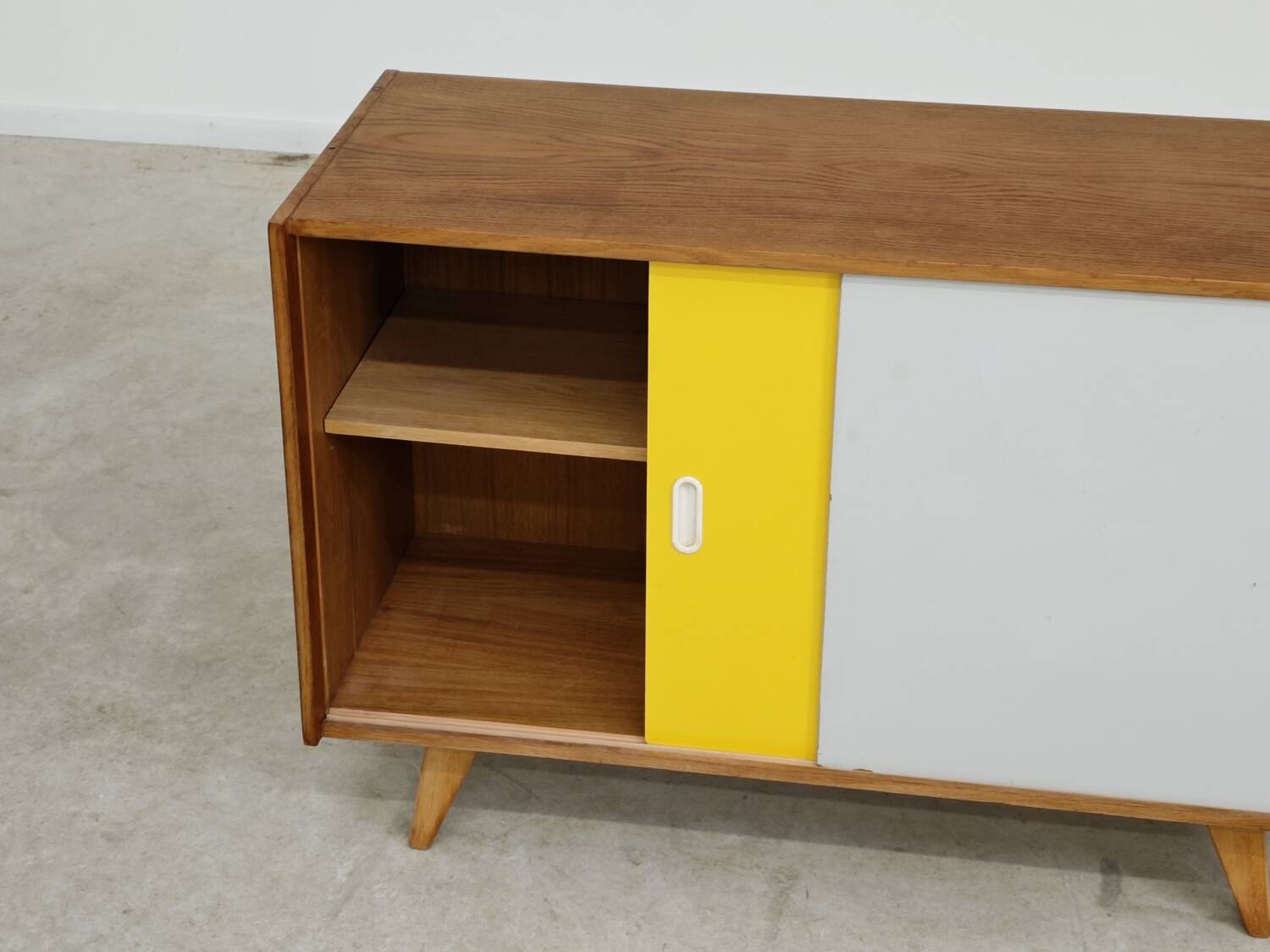 Buffet U-452 jaune et gris par Jiri Jiroutek pour Interier Praha 1960