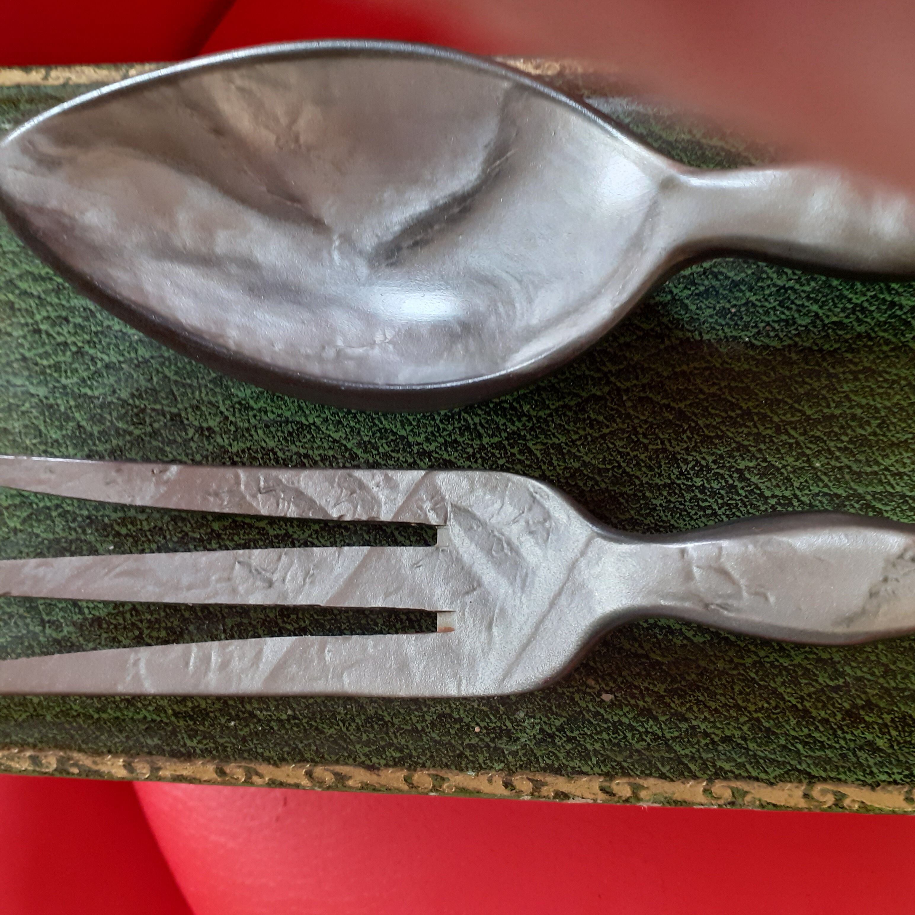 Covered with salad dns their box. dark gray mother-of-pearl and silvery metal.