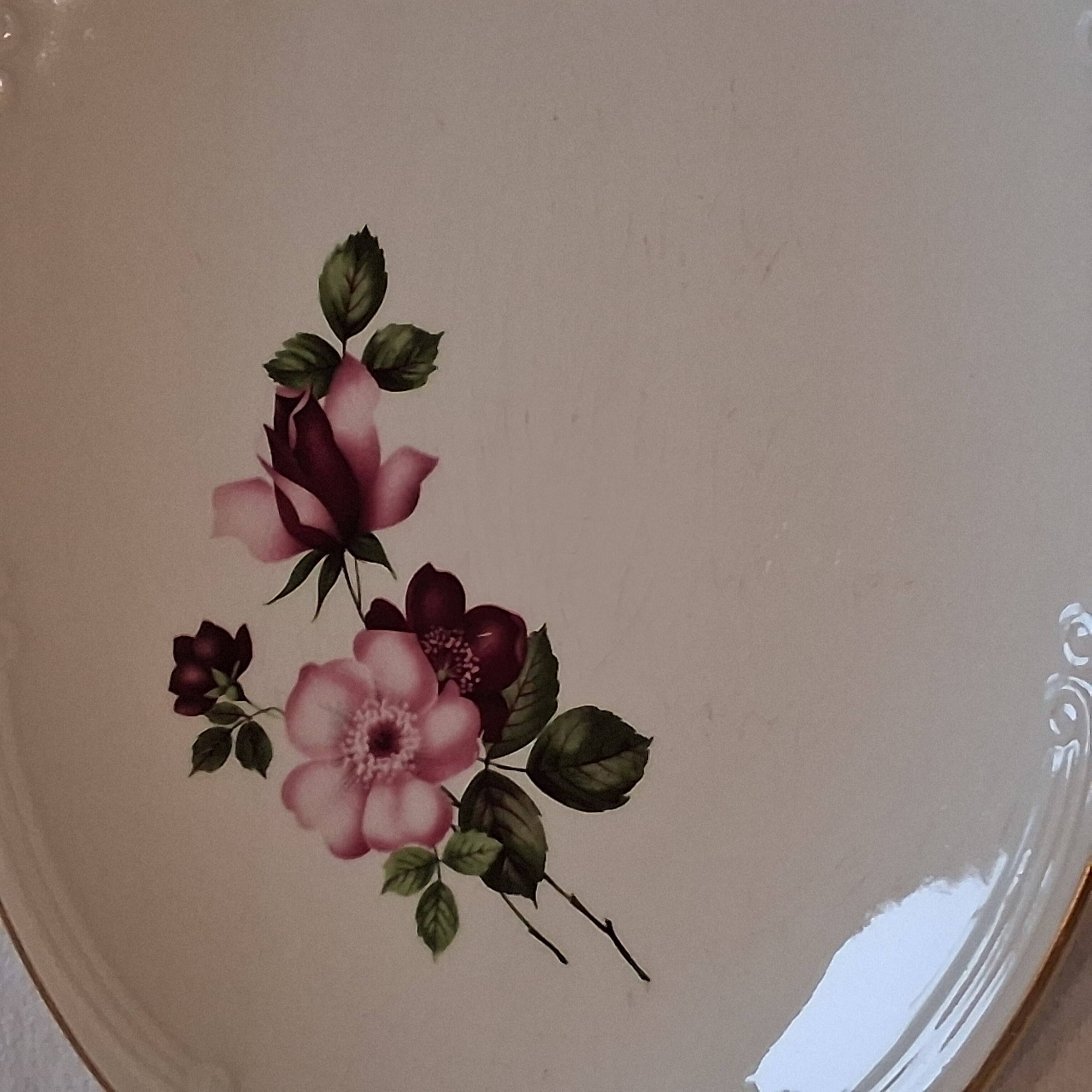 Serving dish from Gien model "Chinon" in very good condition.