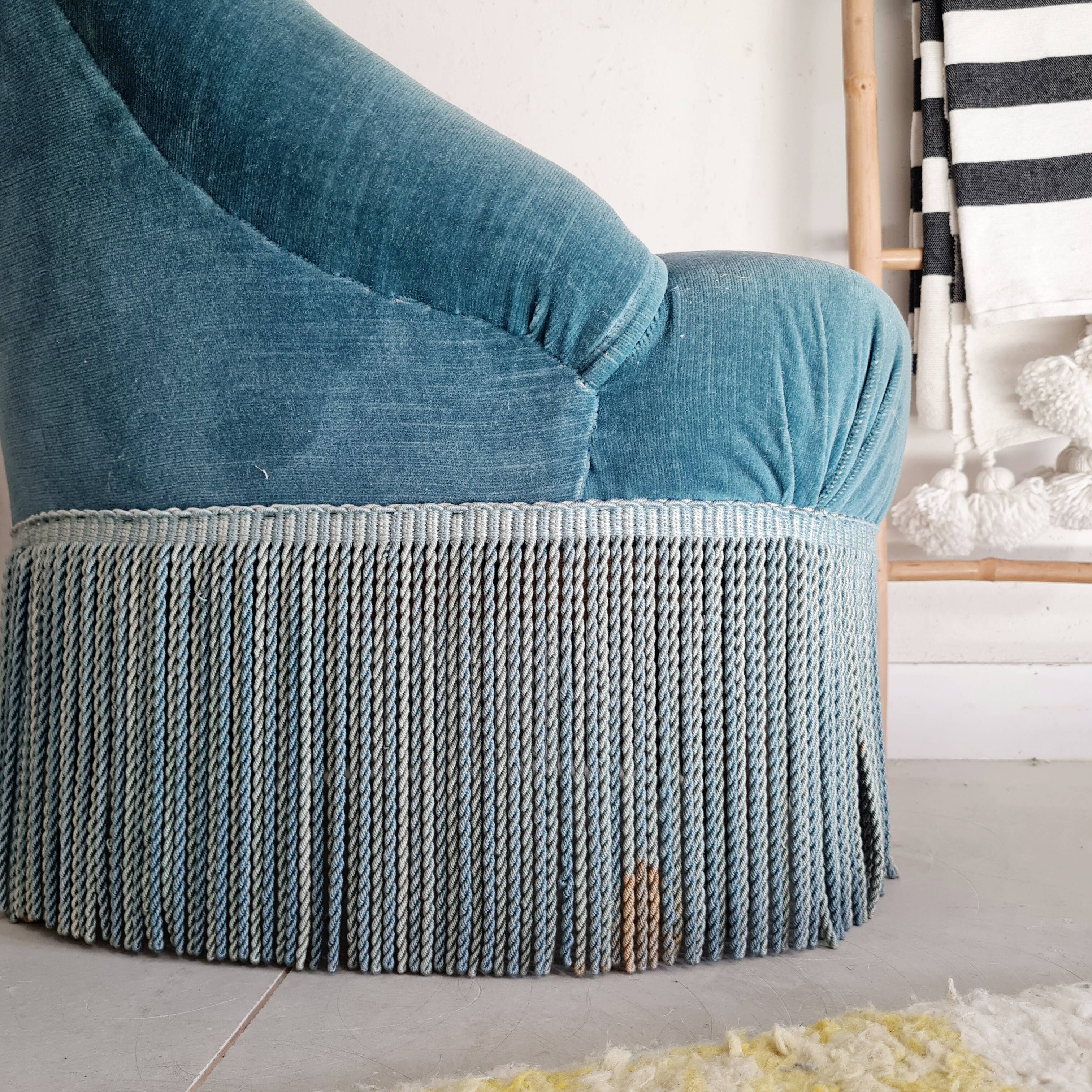 Fauteuil crapaud velours bleu avec franges