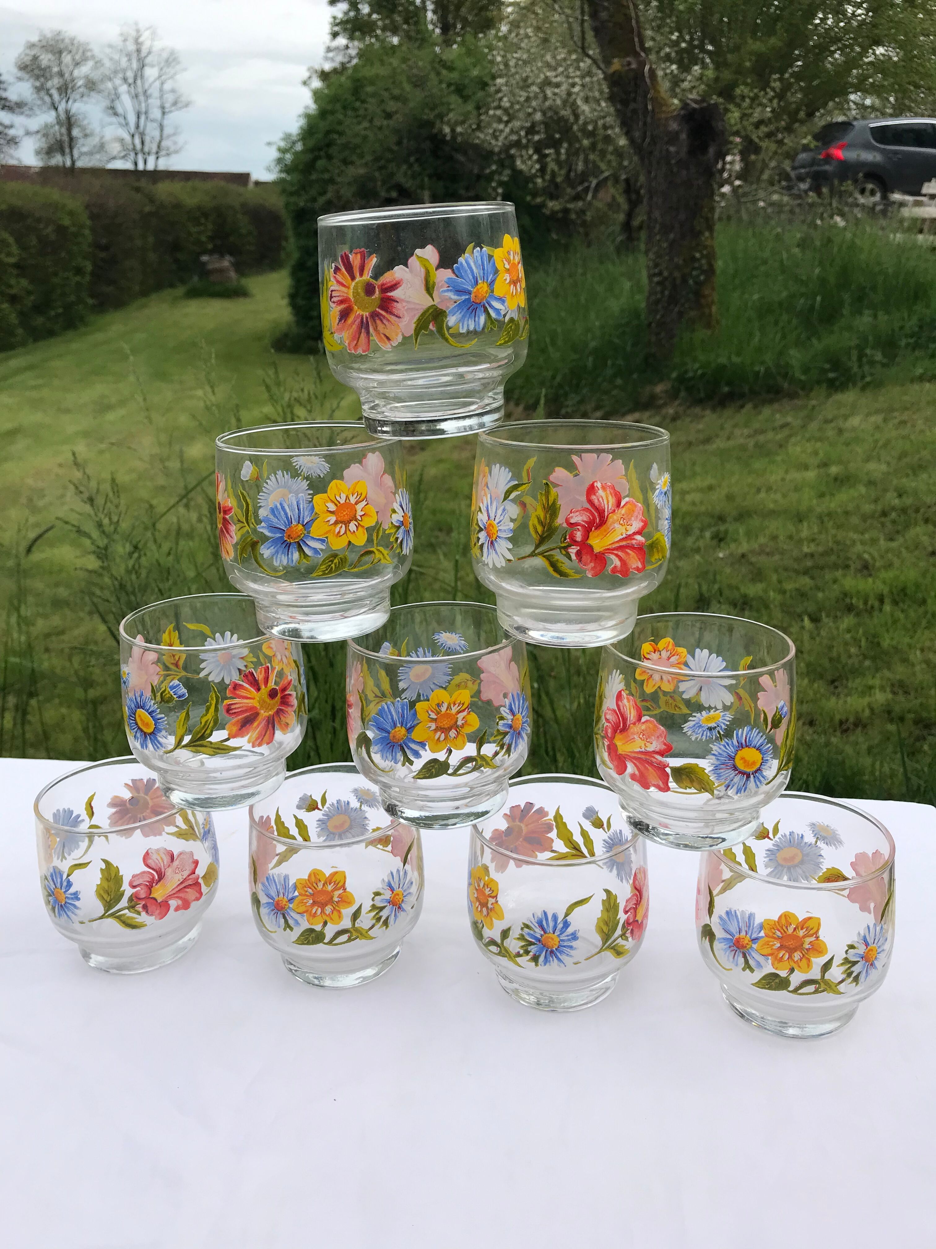 10 vintage glasses with flower patterns