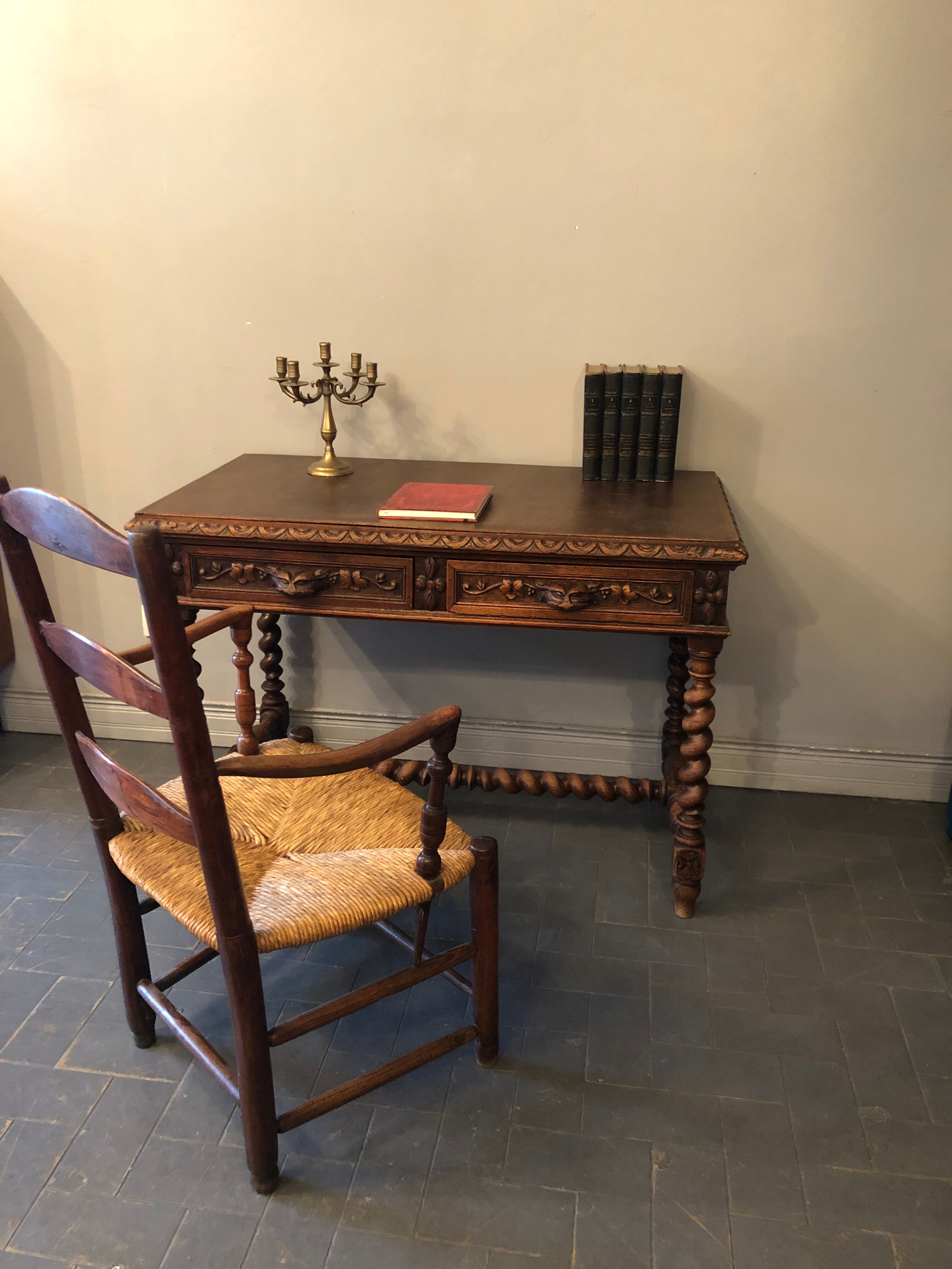 Bureau en bois sculpté