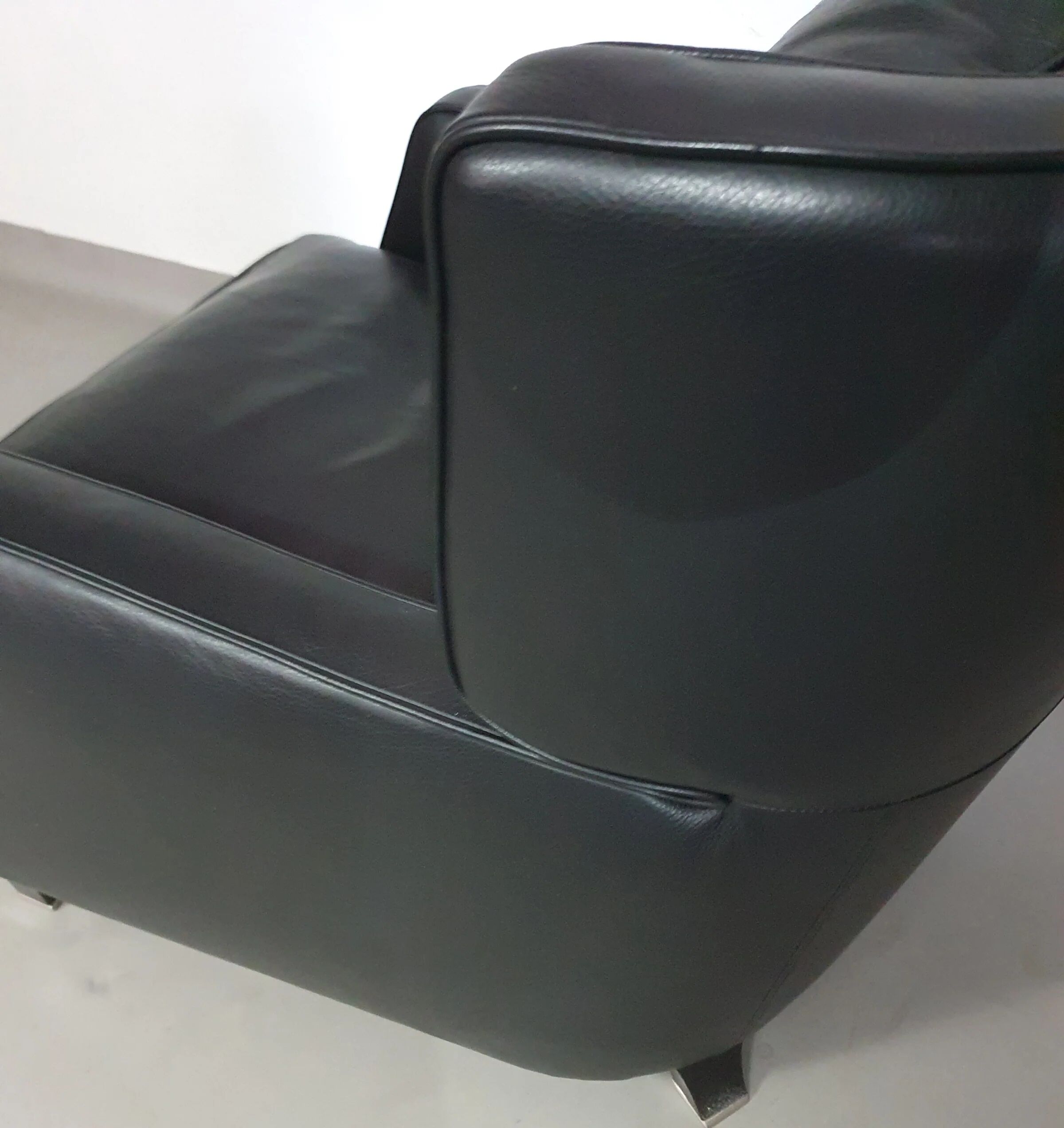 Amadeus Natuzzi lounge chair / black leather