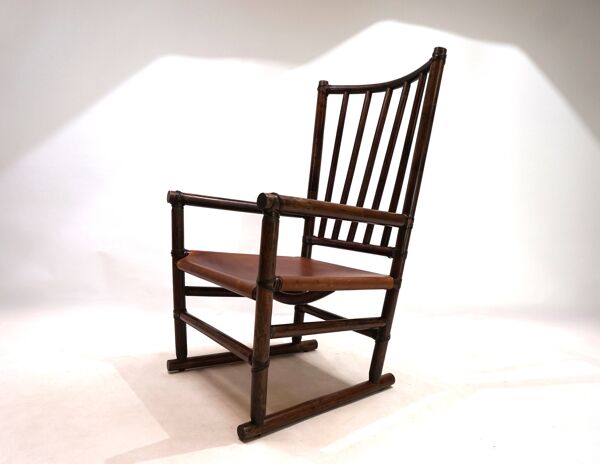 Fauteuil Manou en rotin et assise en cuir, 1960