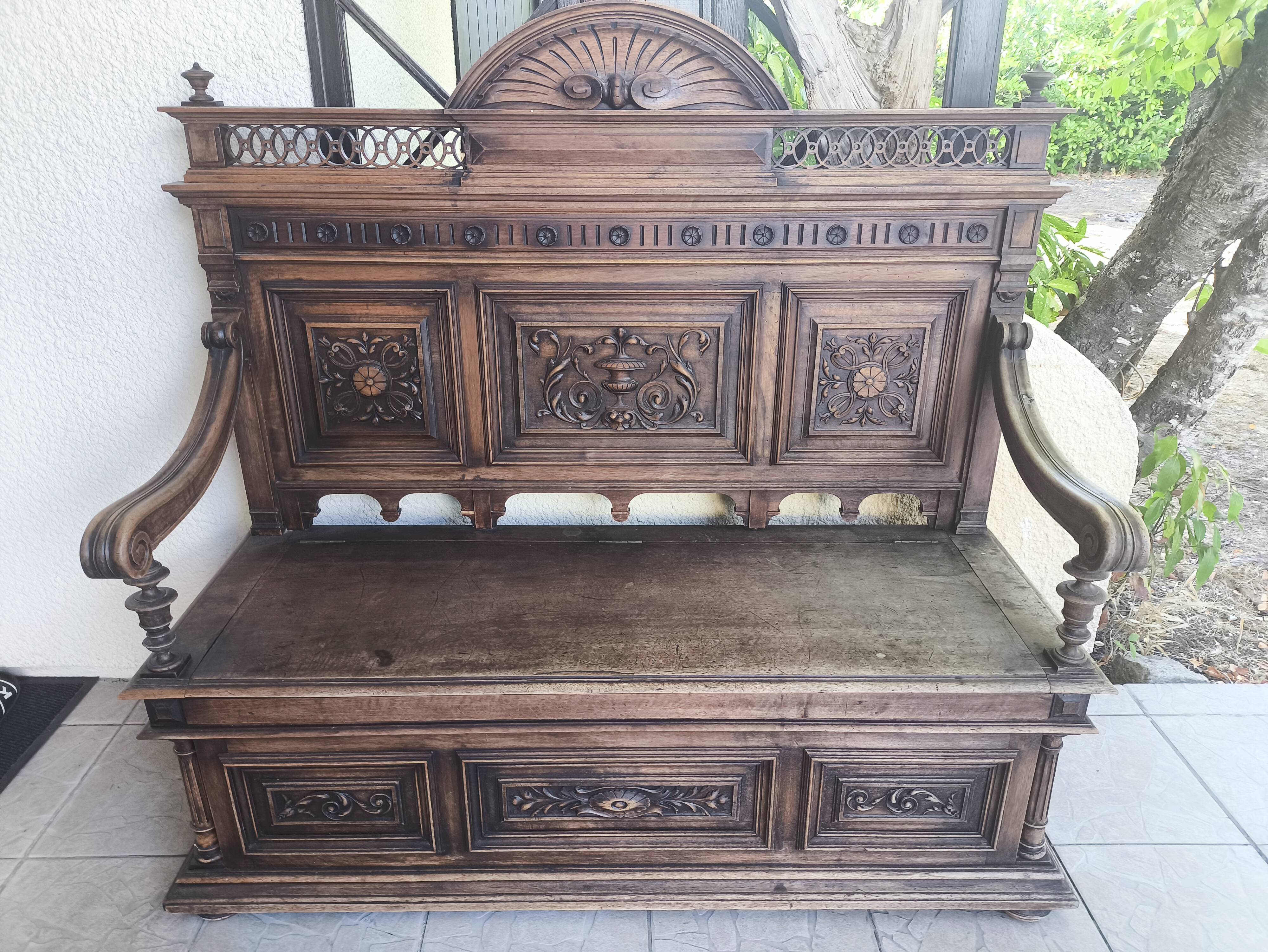 Banquette-coffre ancienne style Henri II / Néo-Renaissance en bois sculpté