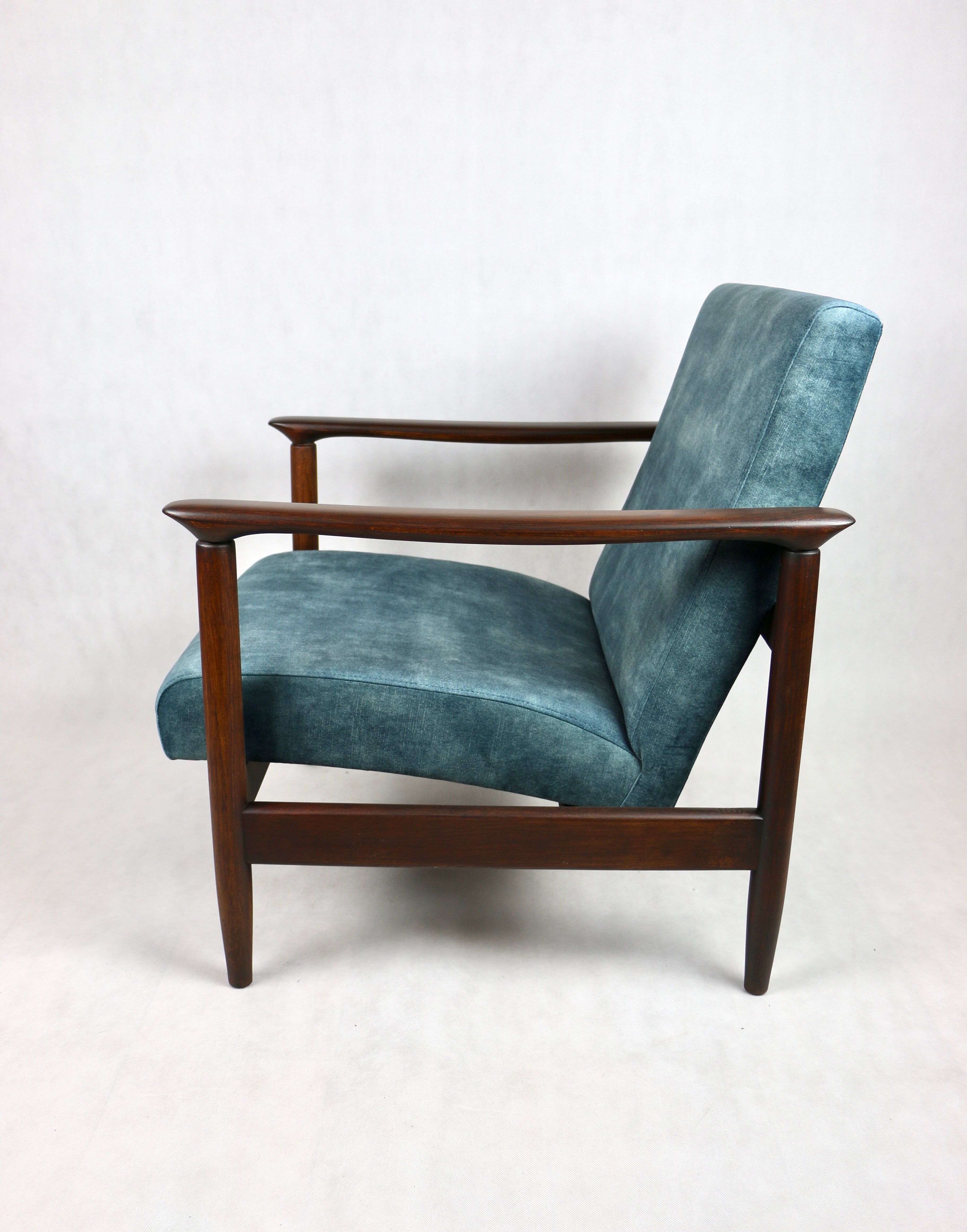 Fauteuil GFM-142 en velours caméléon bleu par Edmund Homa, années 1970