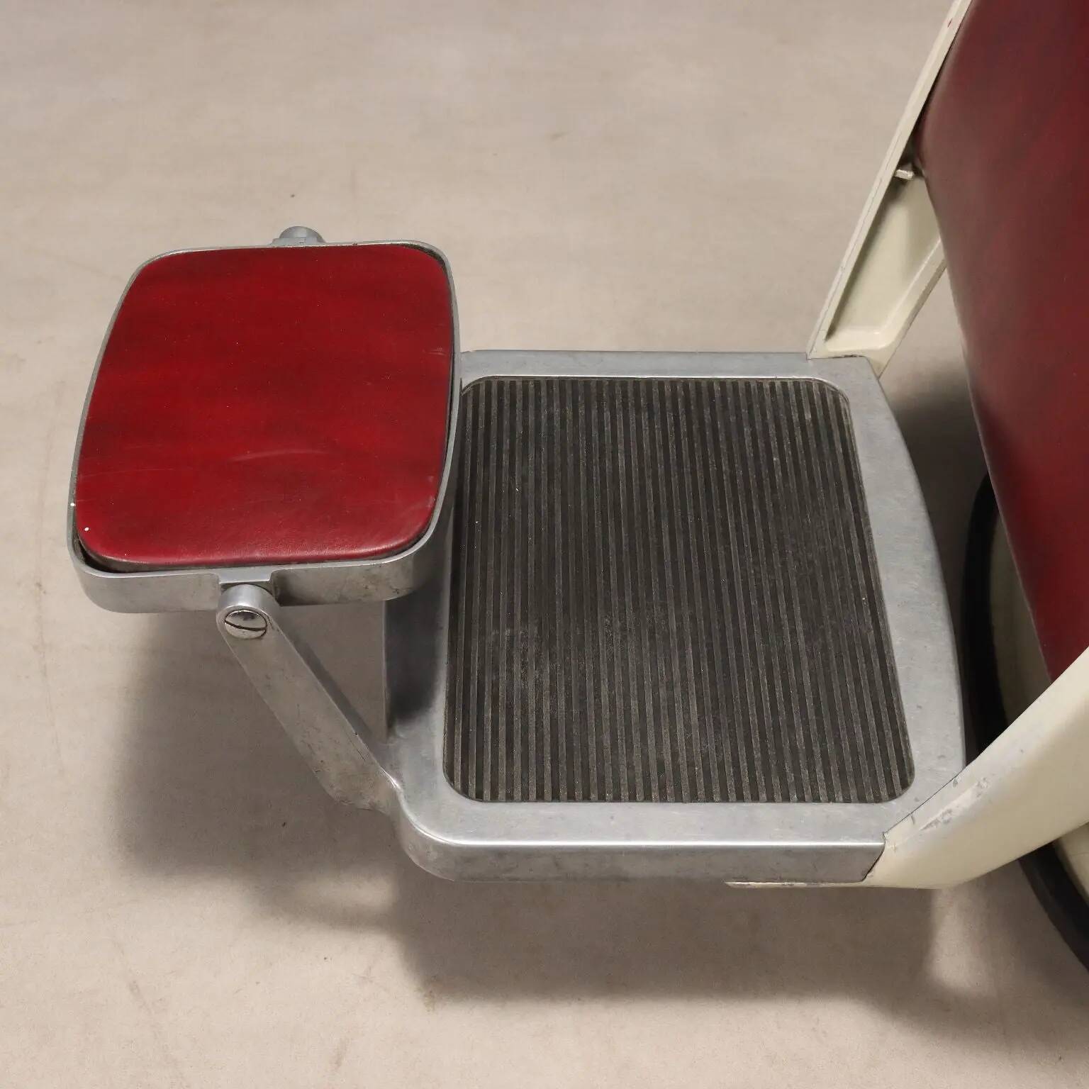 Fauteuil de barbier vintage en métal émaillé et similicuir design années 1960