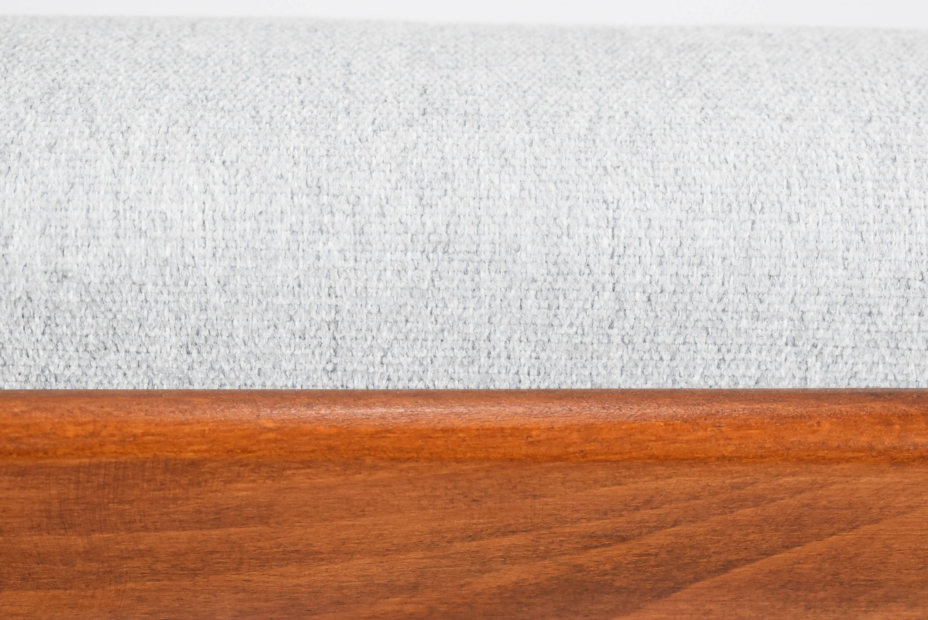 Fauteuil spectaculaire rénové, tissu gris clair, années 1960, usine de meubles Swarzedzka