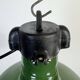 Lampe à suspension industrielle en émail vert, années 1960