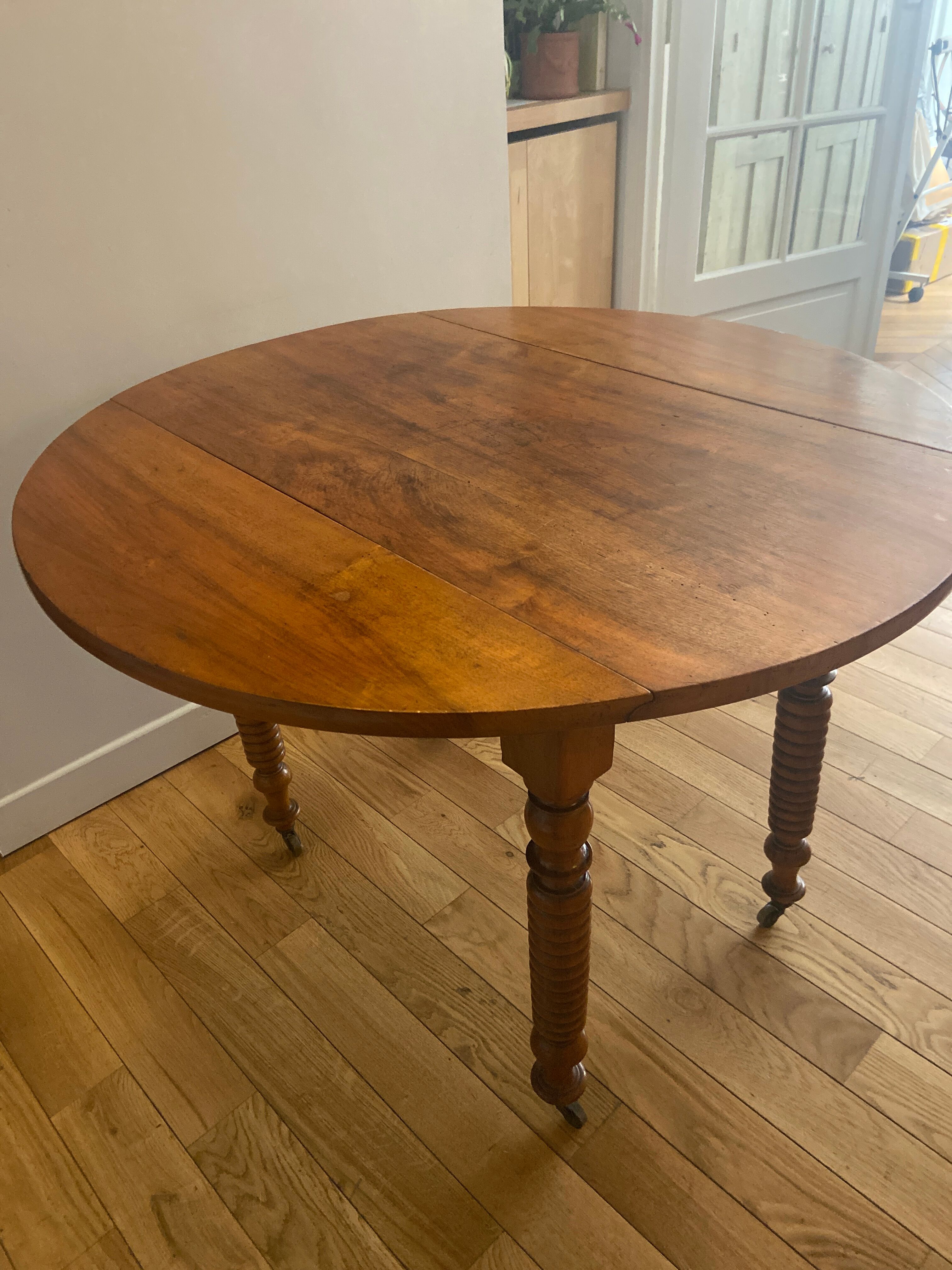 Round table with flaps