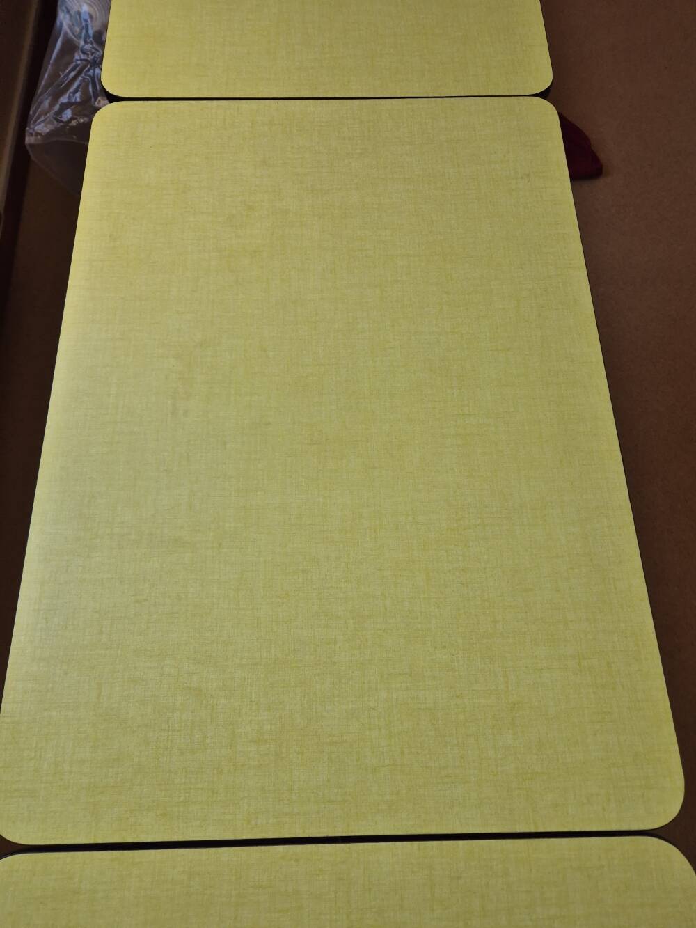 Table année 1960 en formica jaune